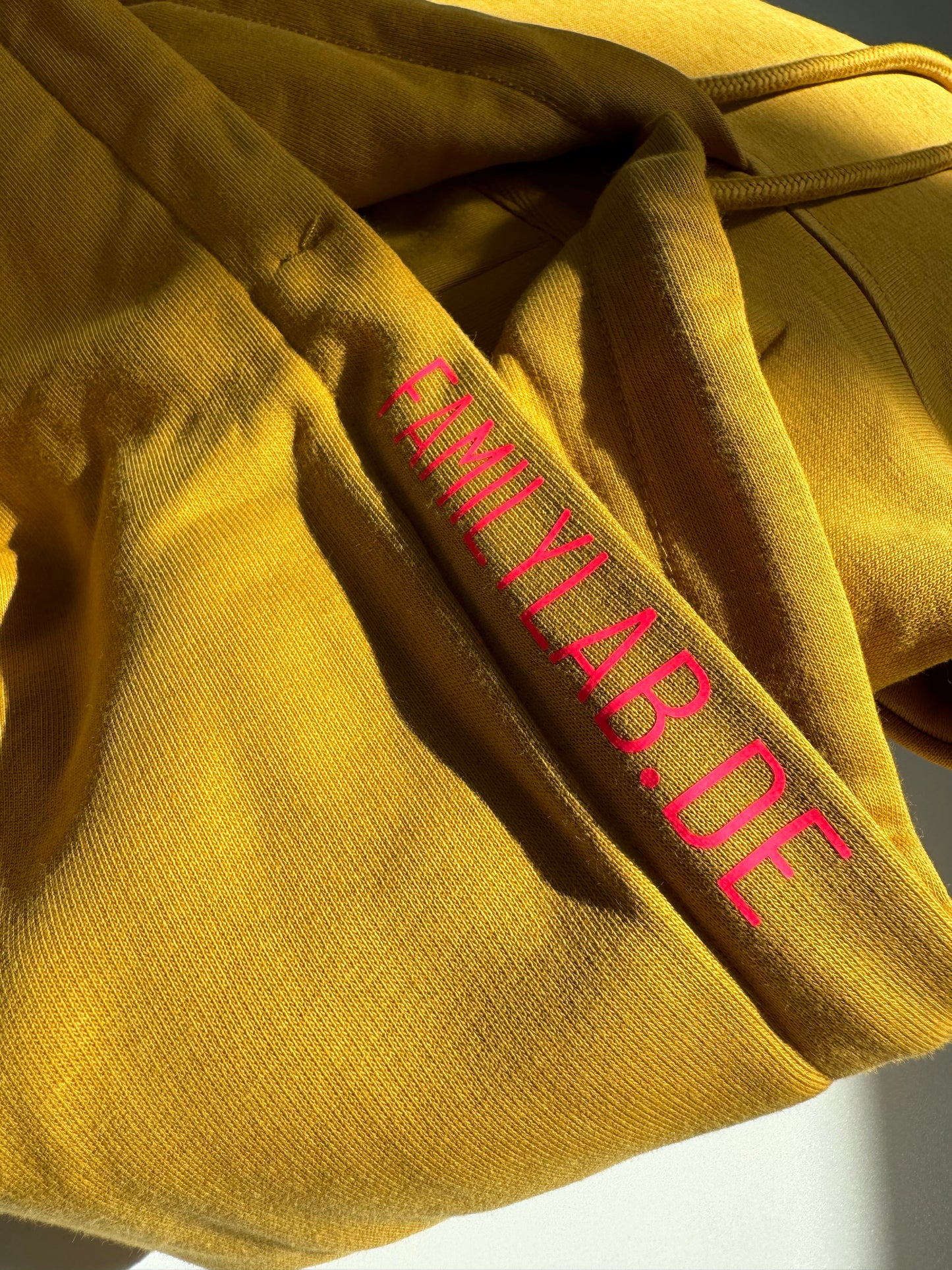 Hoodie Unisex 'Leitwölfin / Leitwolf.': Senfgelb / Neon Pink