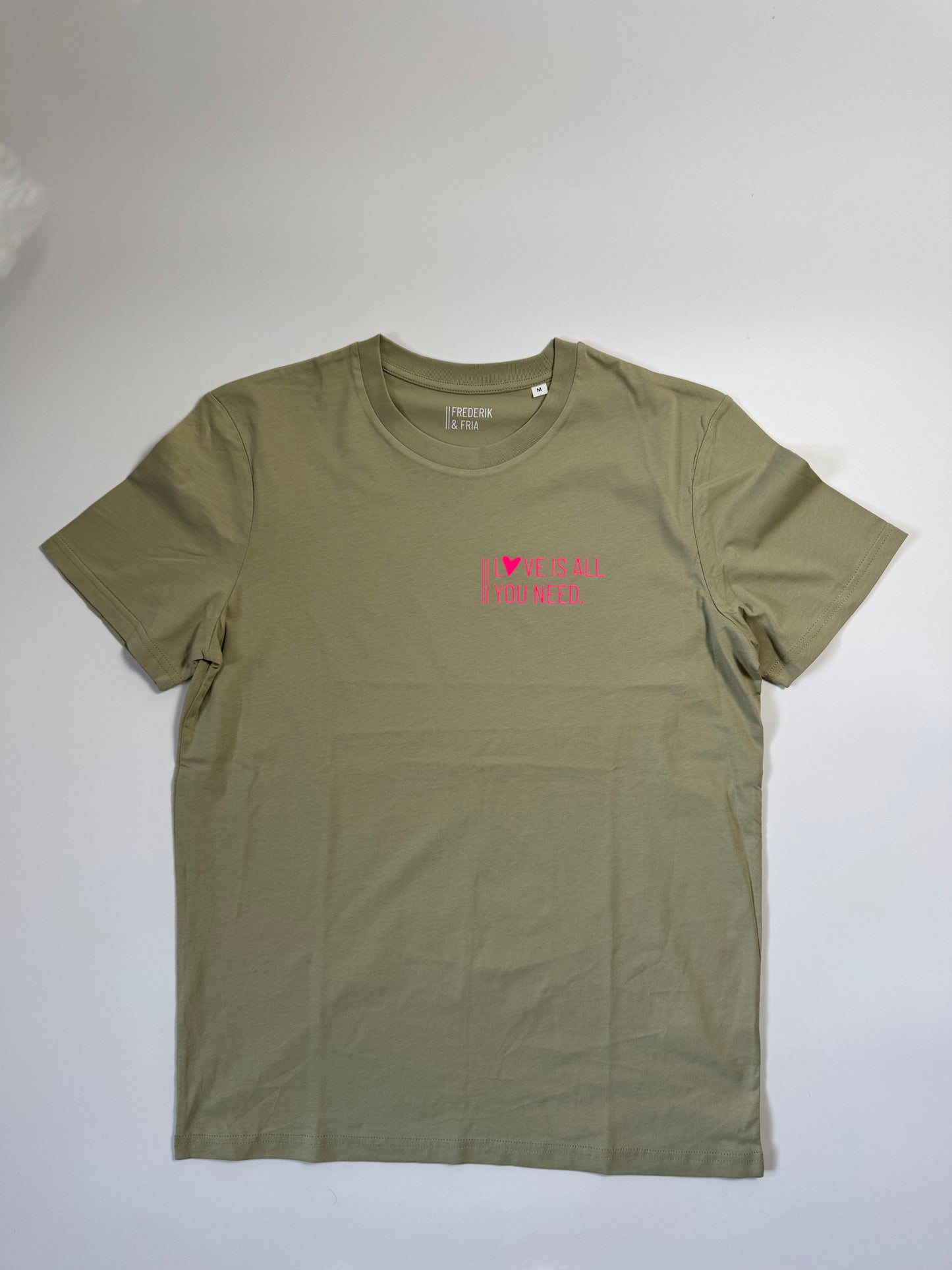 T-Shirt Unisex ‚Love is all you need.‘ Graugrün / Neon Pink