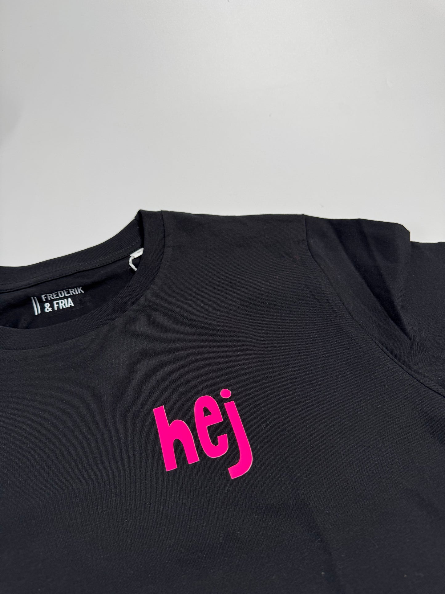 T-Shirt Unisex, ‚hej’, Schwarz / Neon Pink