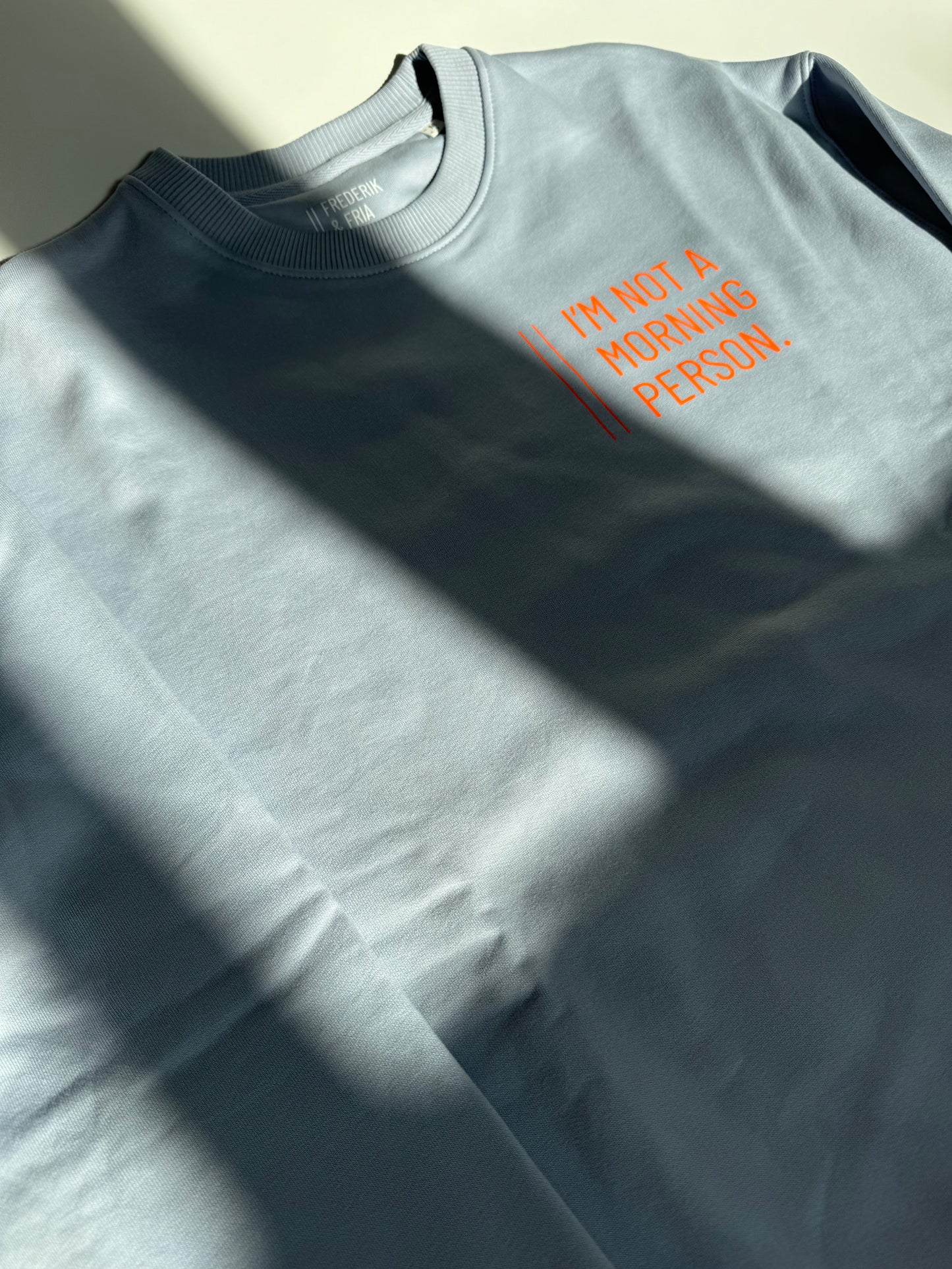 OVERSIZE Sweatshirt Frauen 'I'm not a morning person': Serene Blue / Neon Orange