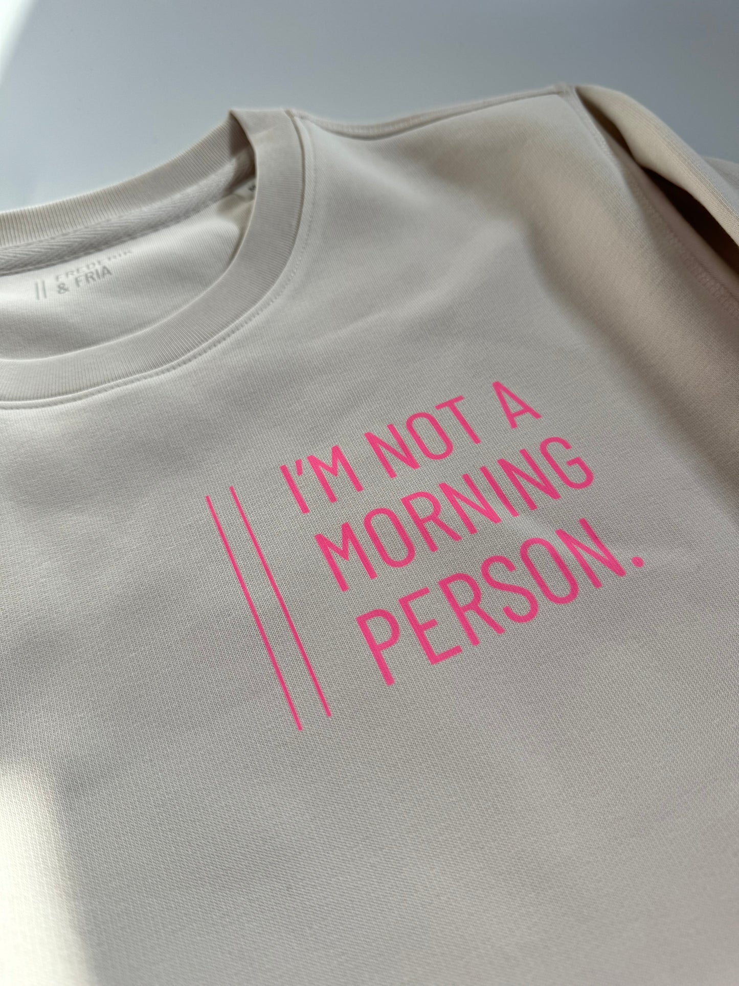 Sweatshirt Unisex 'I'm not a morning person': Vintage White / rosa
