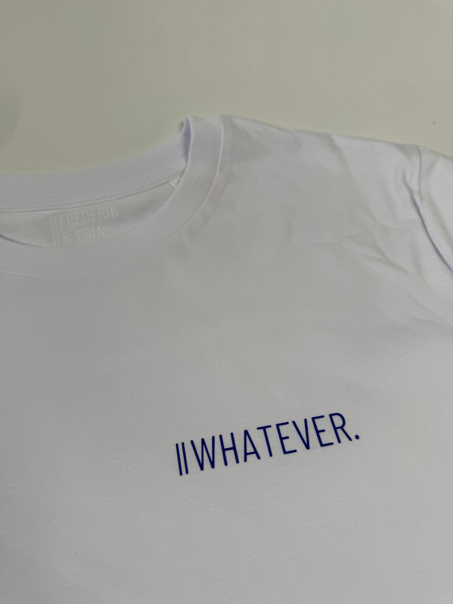 T-Shirt Unisex 'Whatever.': weiß / blau