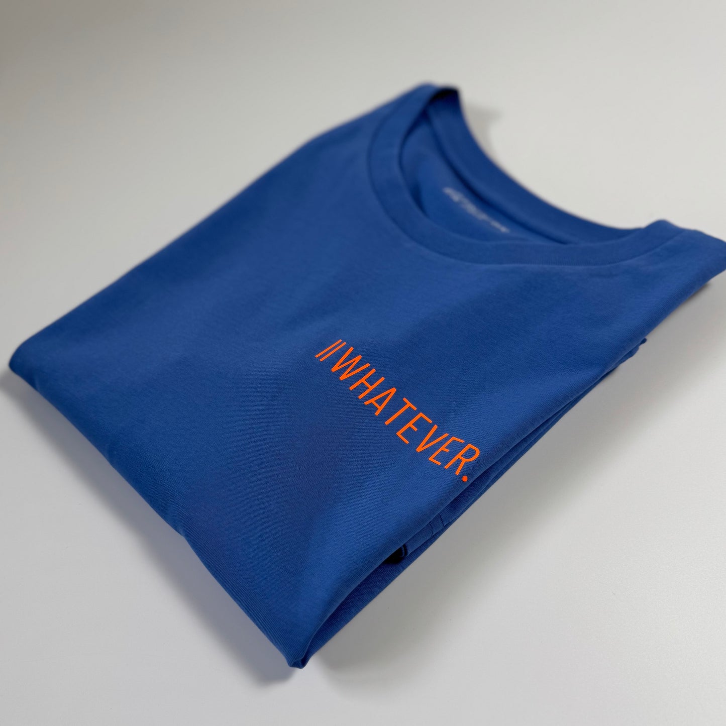 T-Shirt Unisex ‚whatever.‘ Blau / Neon Orange
