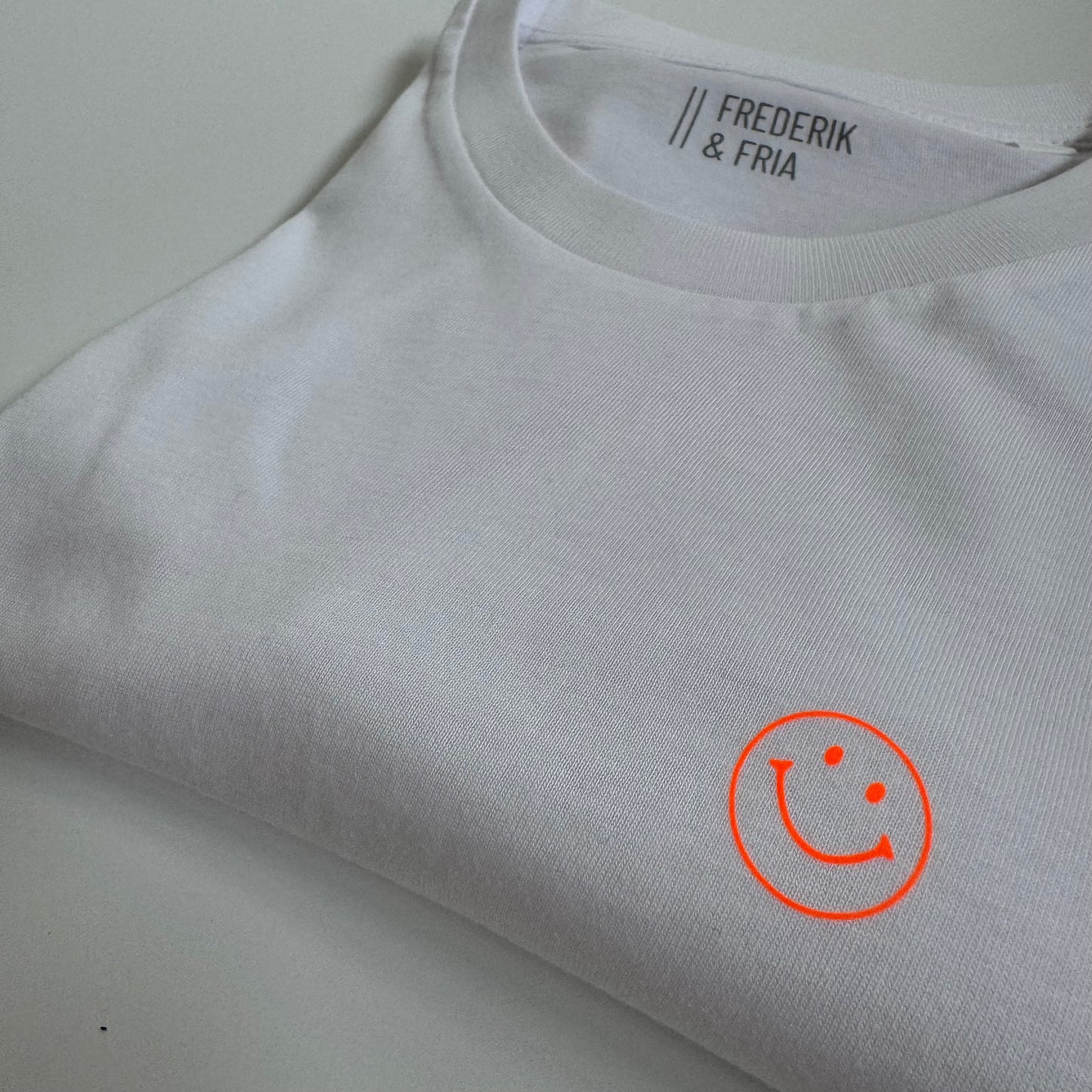 T-Shirt Unisex Friendly Smile: weiß / neon orange