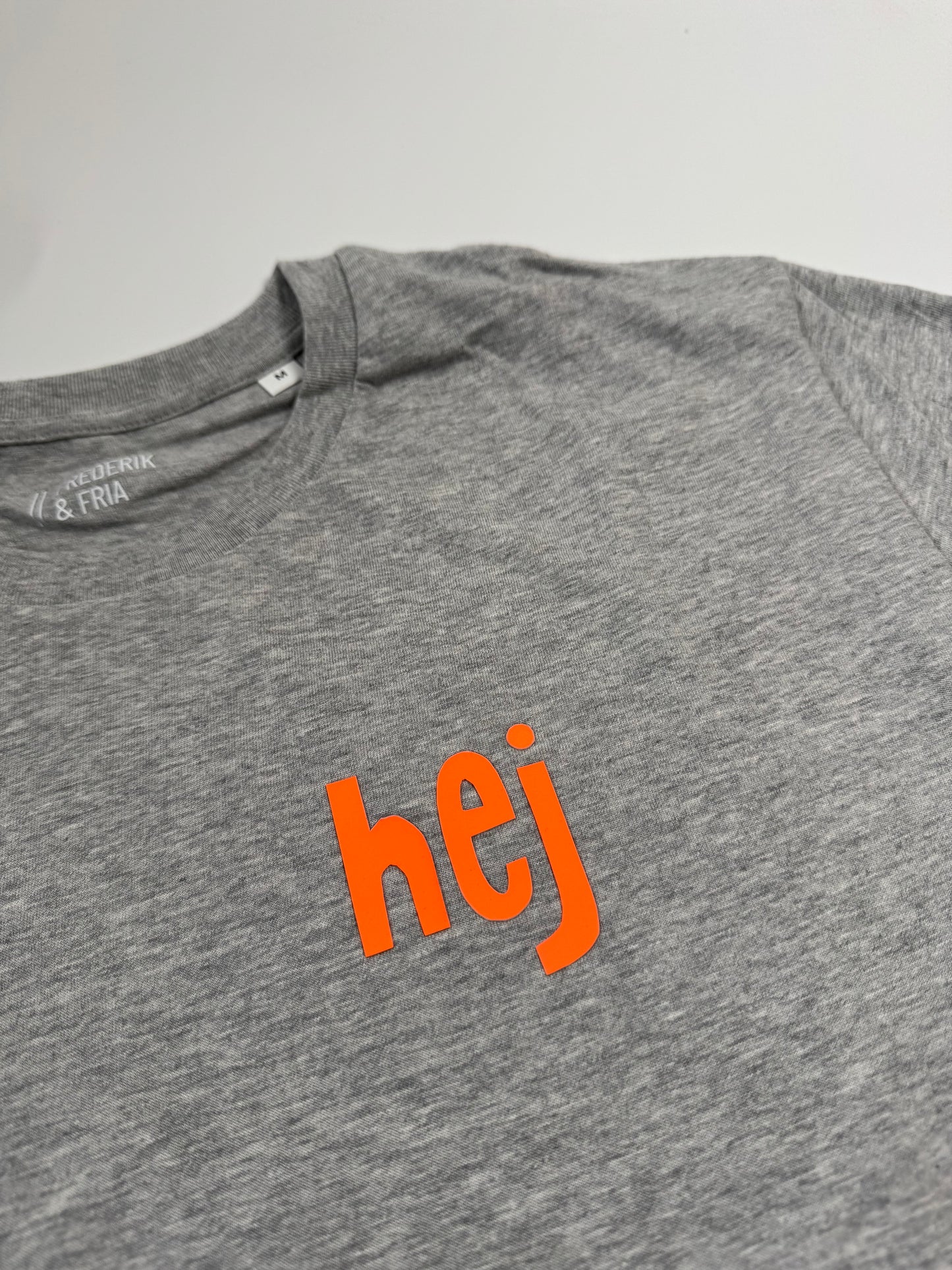 T-Shirt Unisex 'hej': grau / neon orange