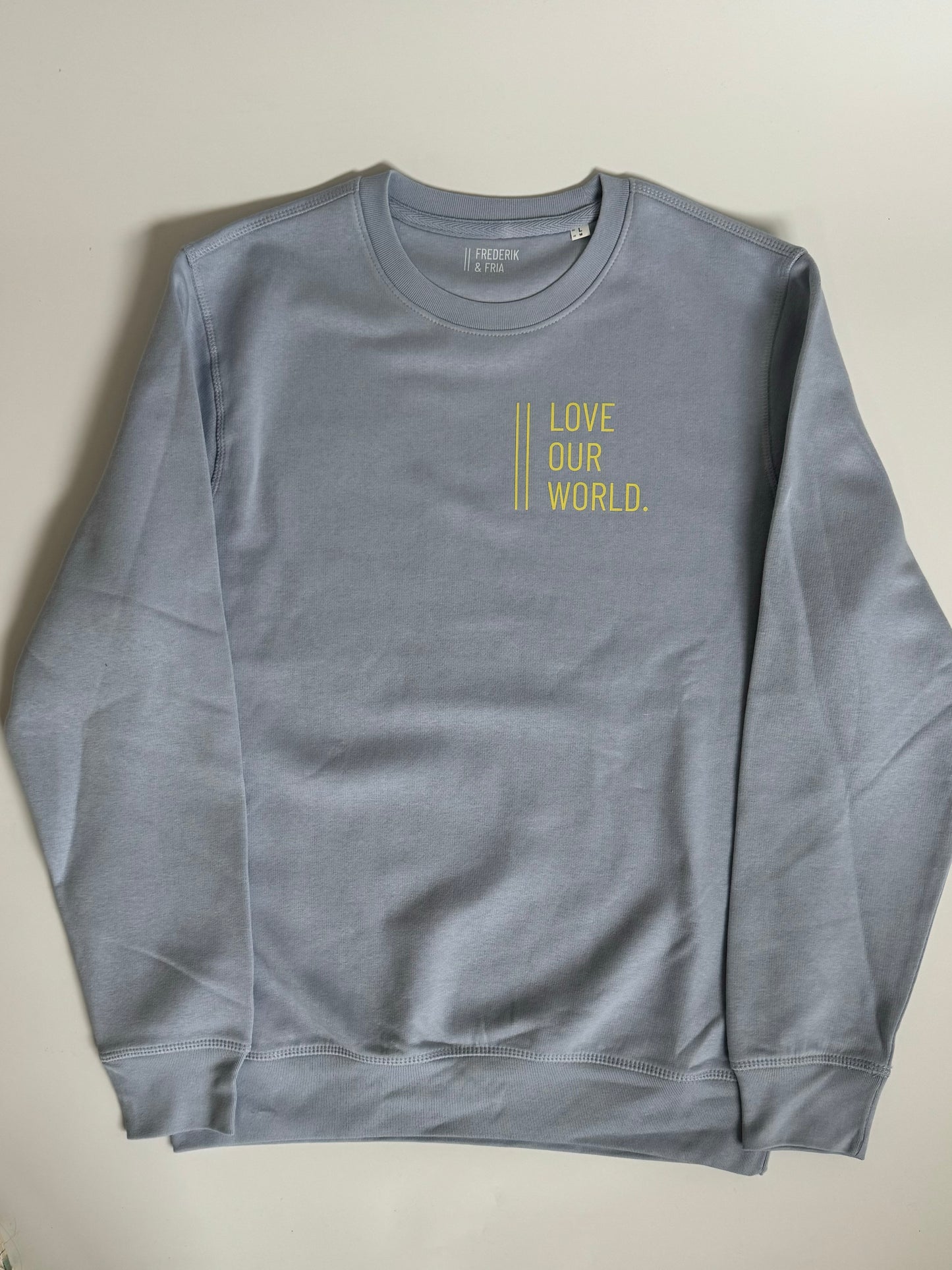 Sweatshirt Unisex 'Love our world.': Serene Blue / Hell Gelb