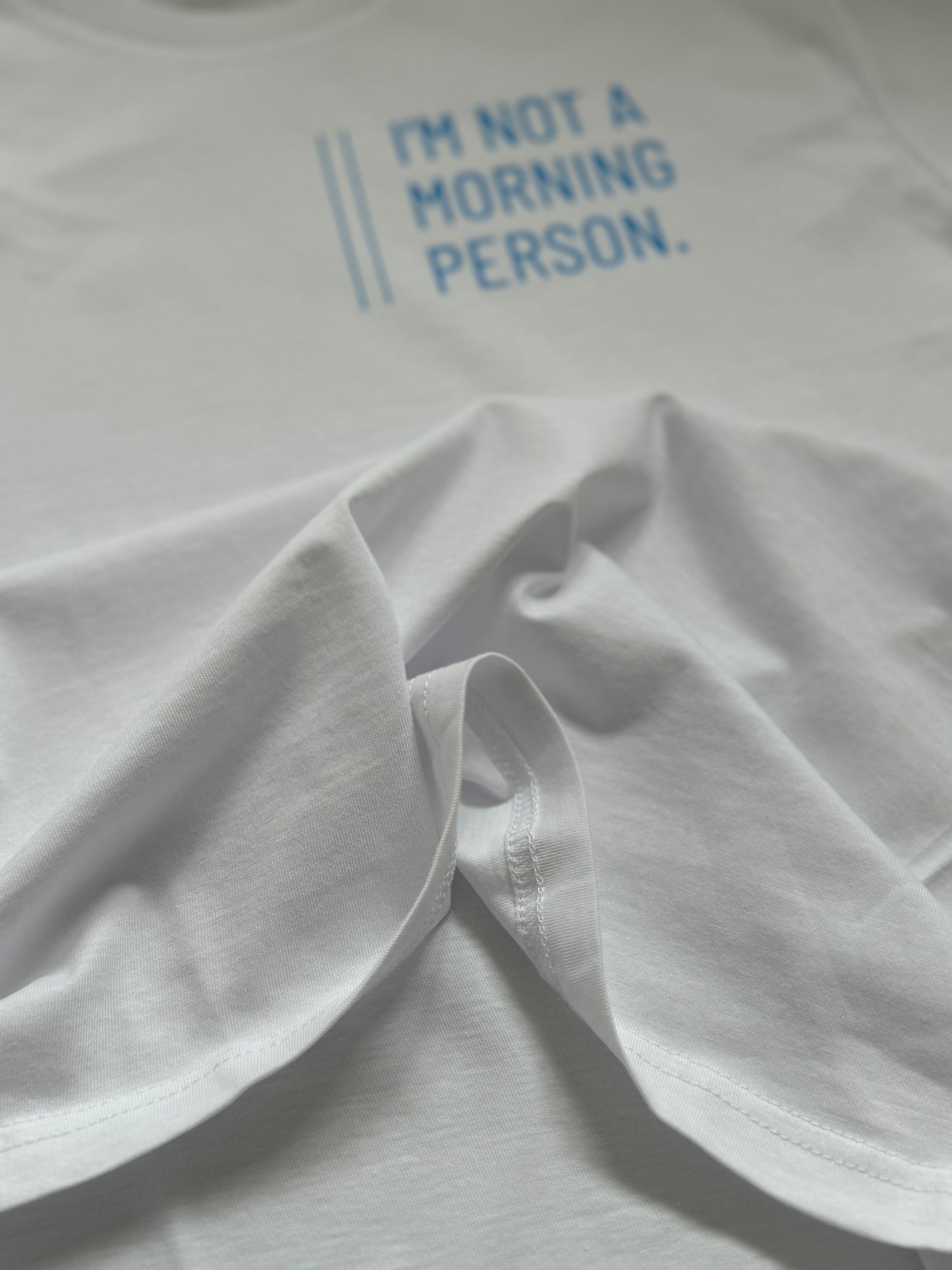 T-Shirt Unisex 'I’m not a morning person.‘: weiß / neon blau
