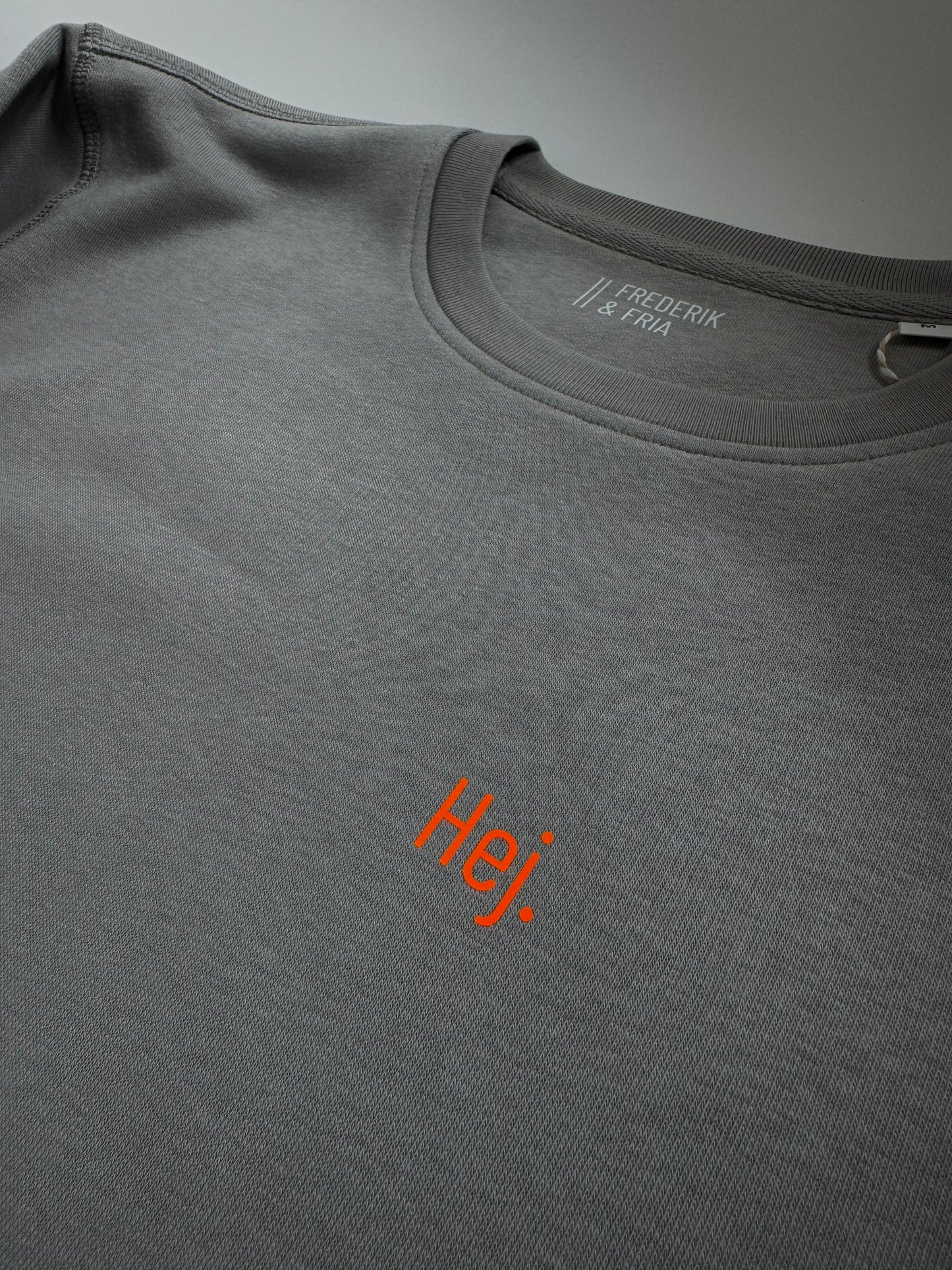Sweatshirt Unisex 'Hej.': Opal Grau / Neon Orange