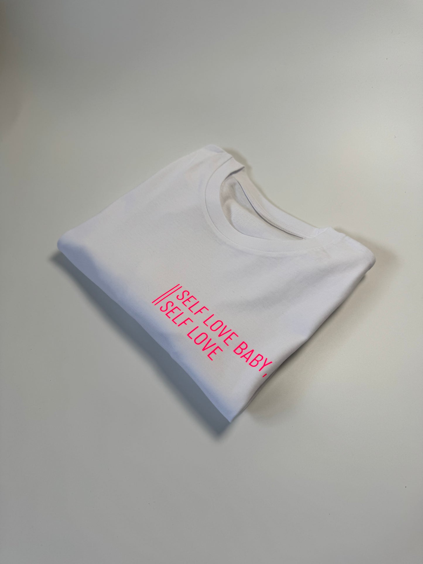 T-Shirt Unisex 'Self love baby, self love.': weiß / neon pink
