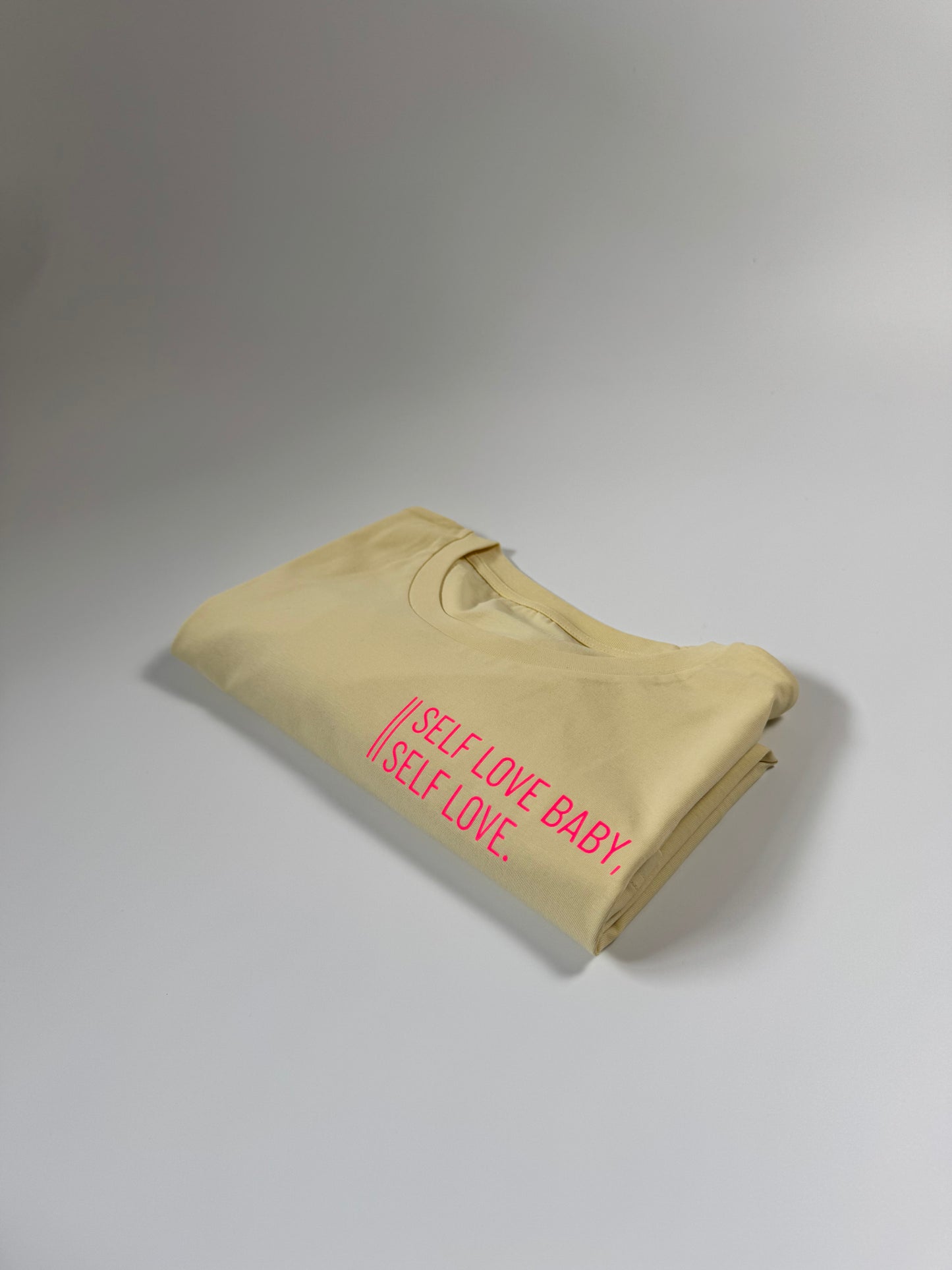 Frauen-Shirt ‚Self love baby, self love.‘: butter / neon pink