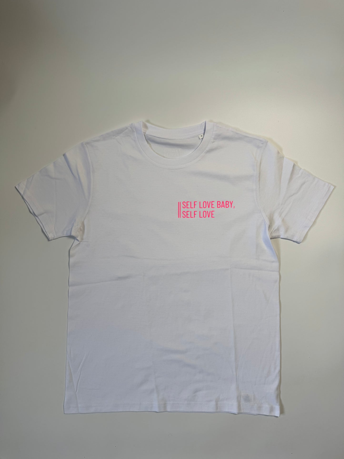 T-Shirt Unisex 'Self love baby, self love.': weiß / neon pink