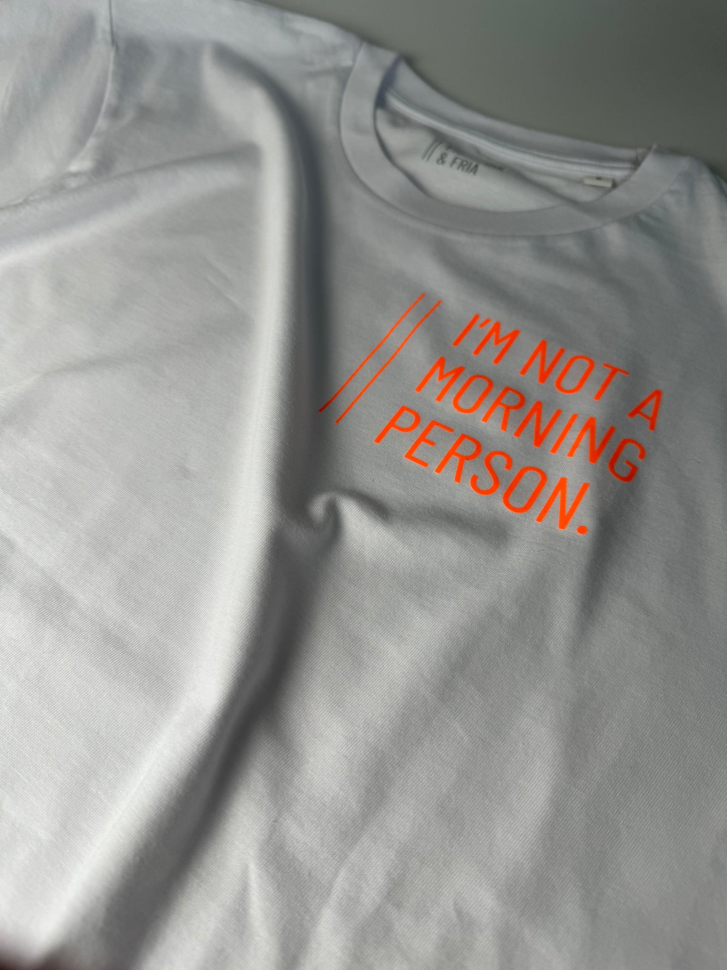 T-Shirt Unisex 'I’m not a morning person.‘: weiß / neon orange