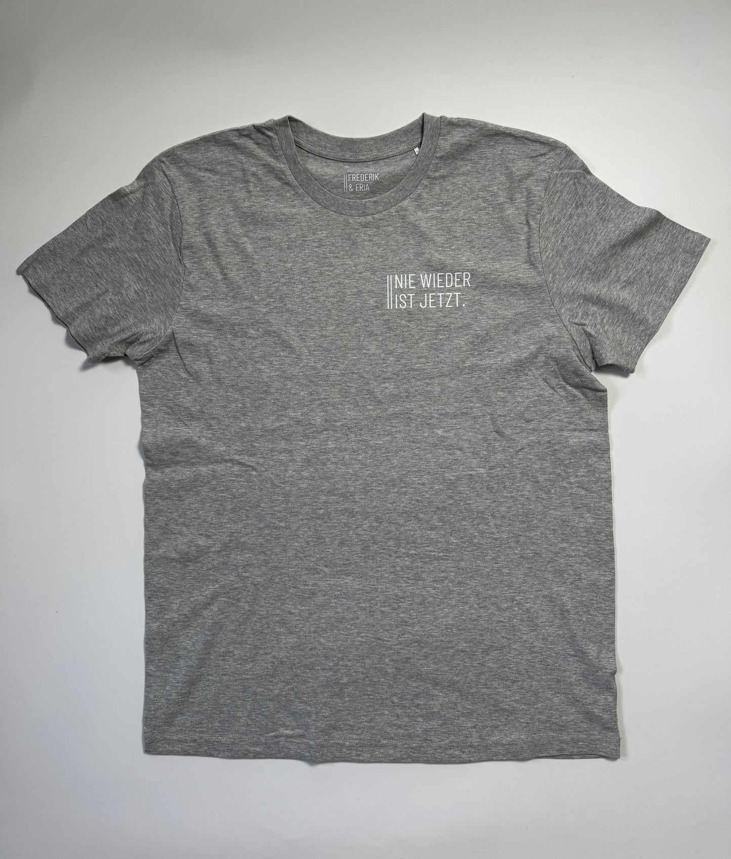 T-Shirt Unisex 'Nie wieder ist jetzt.': grau / weiß