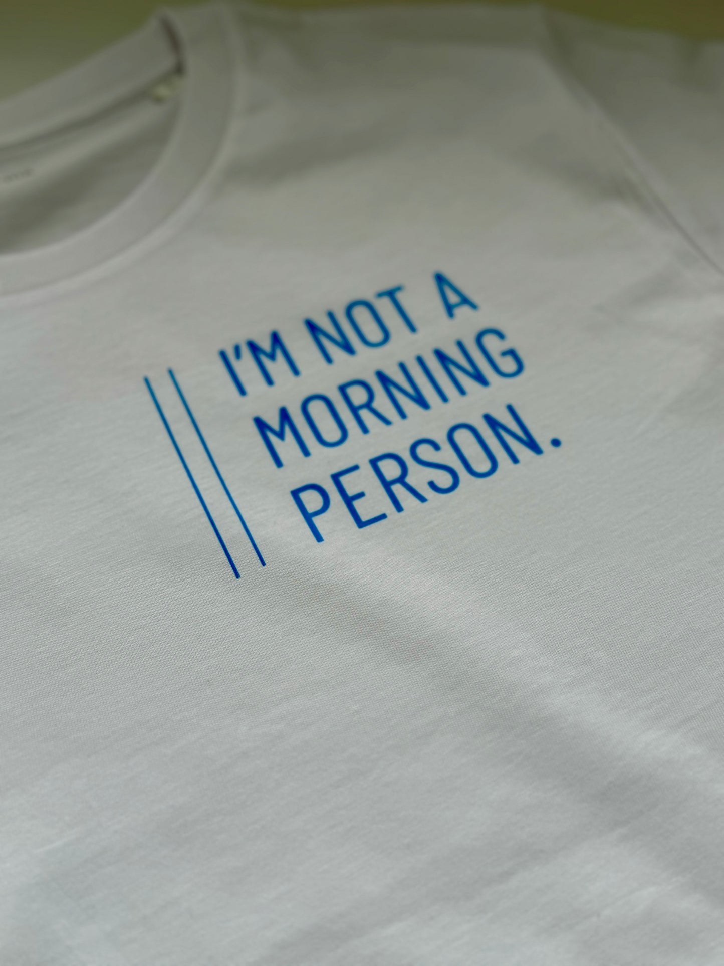 T-Shirt Unisex 'I’m not a morning person.‘: weiß / neon blau