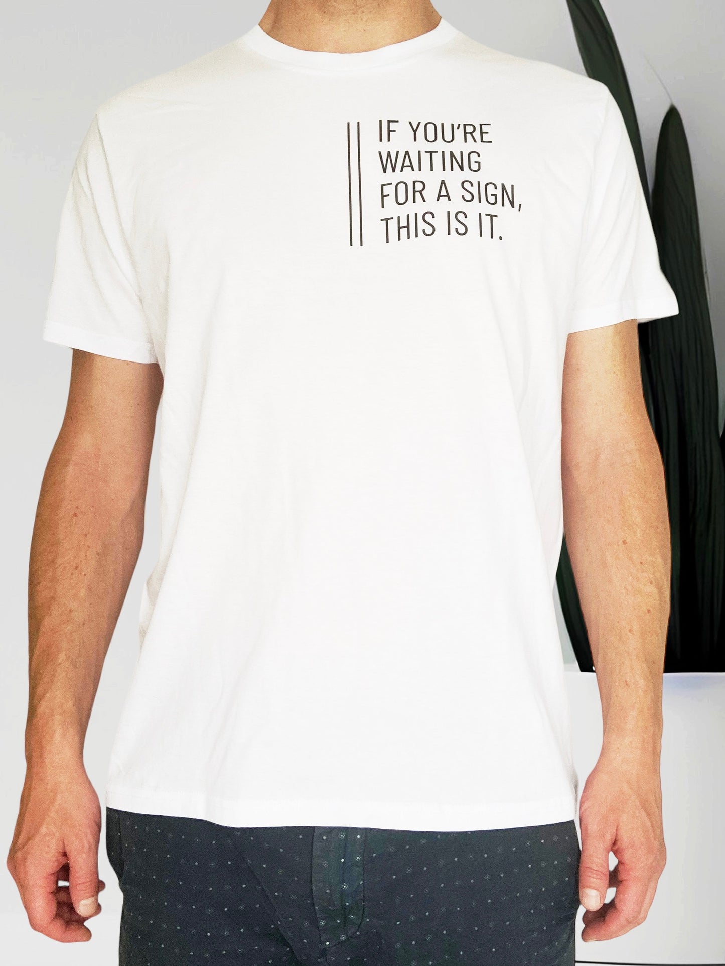 T-Shirt Unisex 'If you're waiting for a sign, this is it.': weiß / schwarz