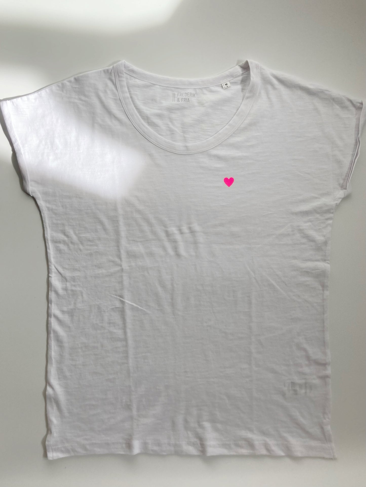 T-Shirt Frauen Herz: weiß / neon pink