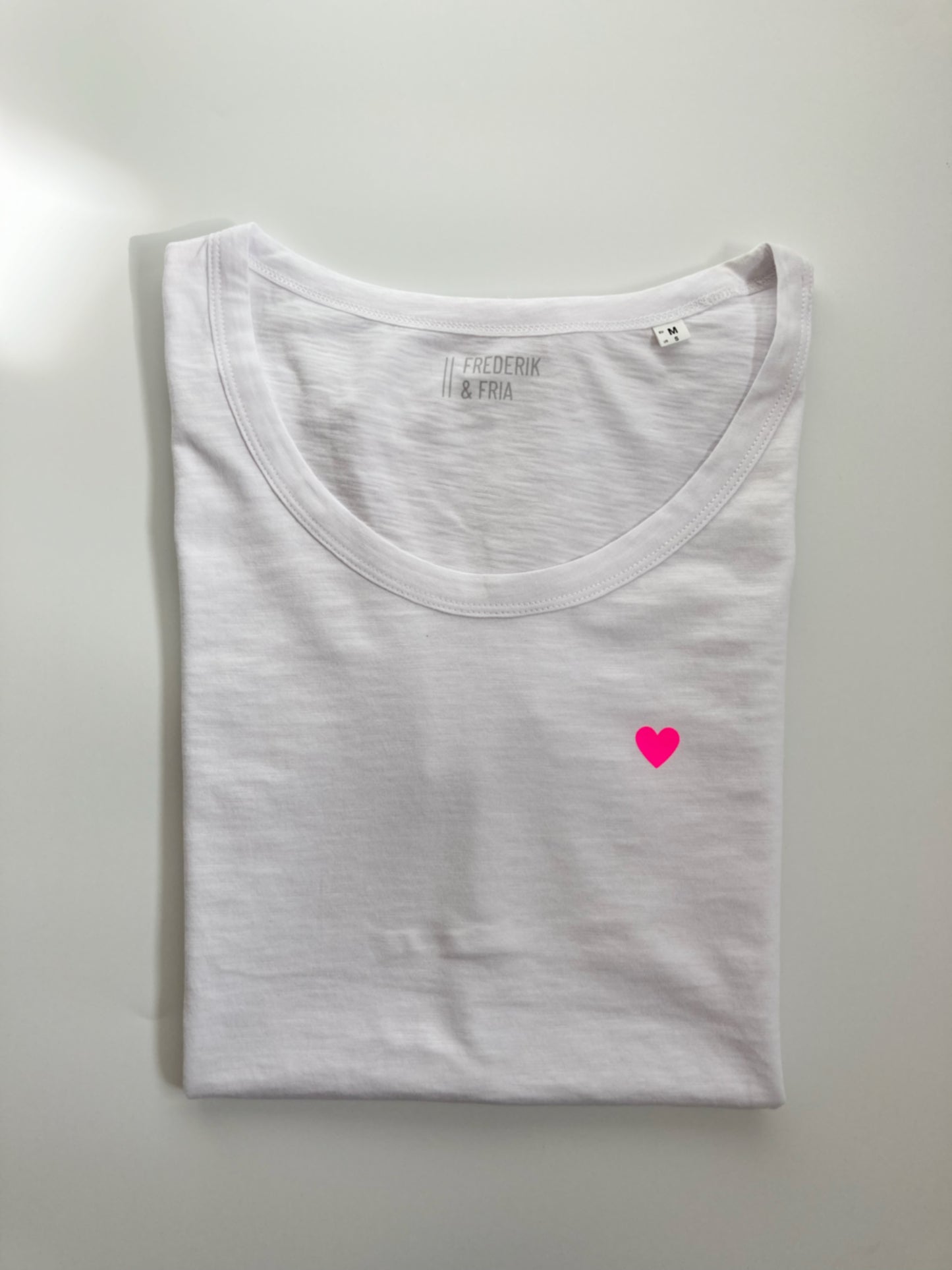 T-Shirt Frauen Herz: weiß / neon pink