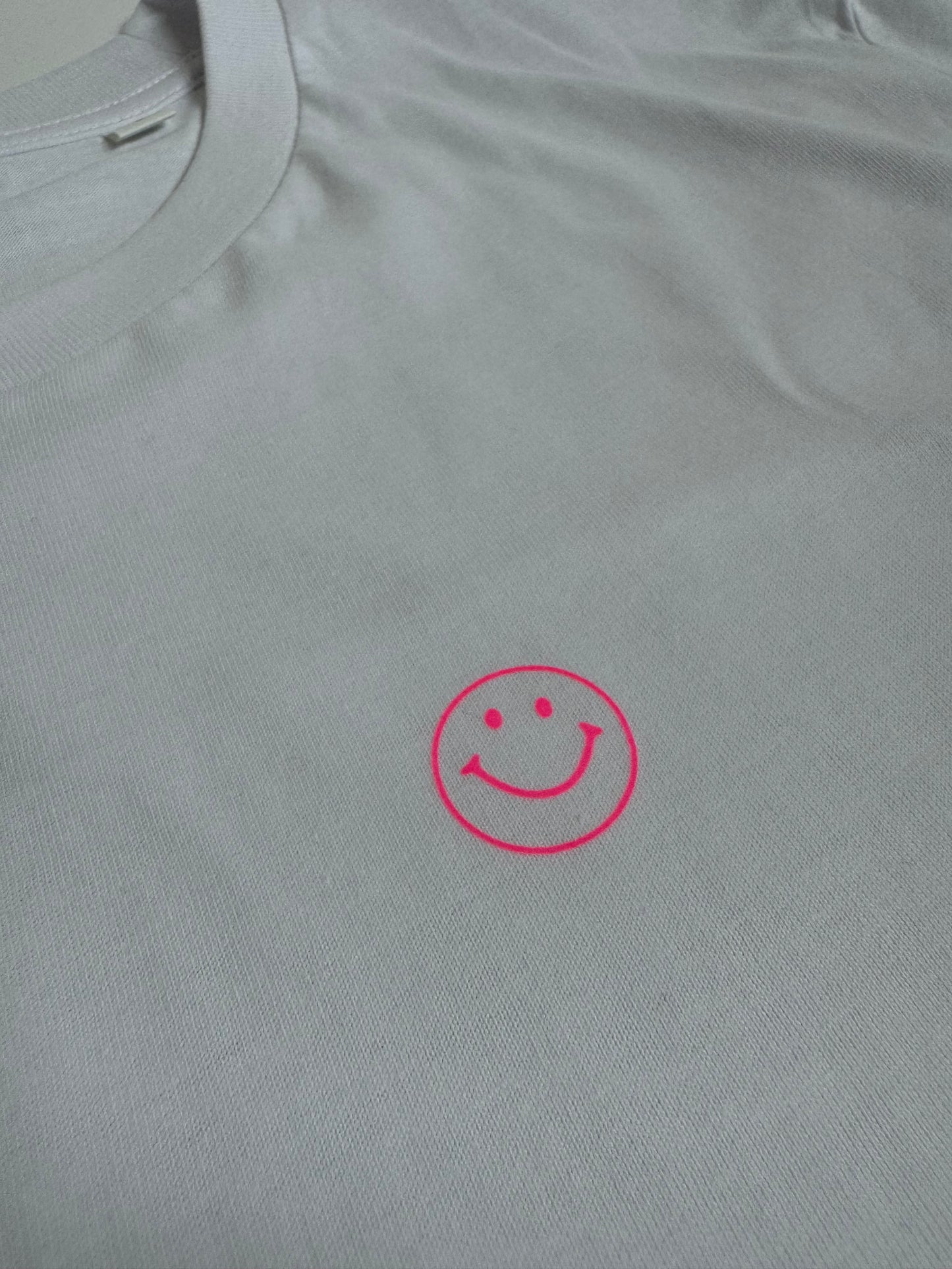 T-Shirt Unisex Friendly Smile: weiß / neon pink