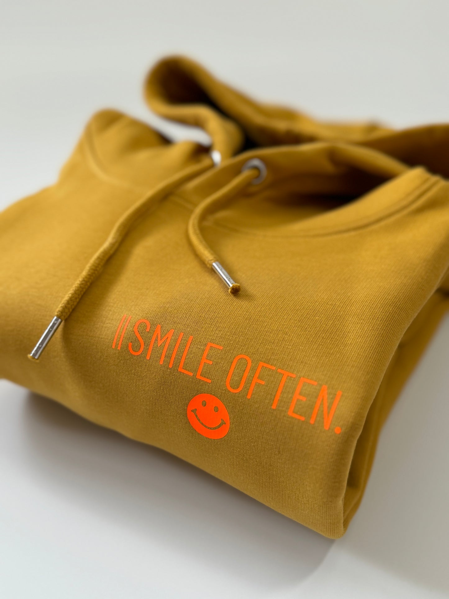 Hoodie Unisex 'Smile often.': Senf / Neon Orange