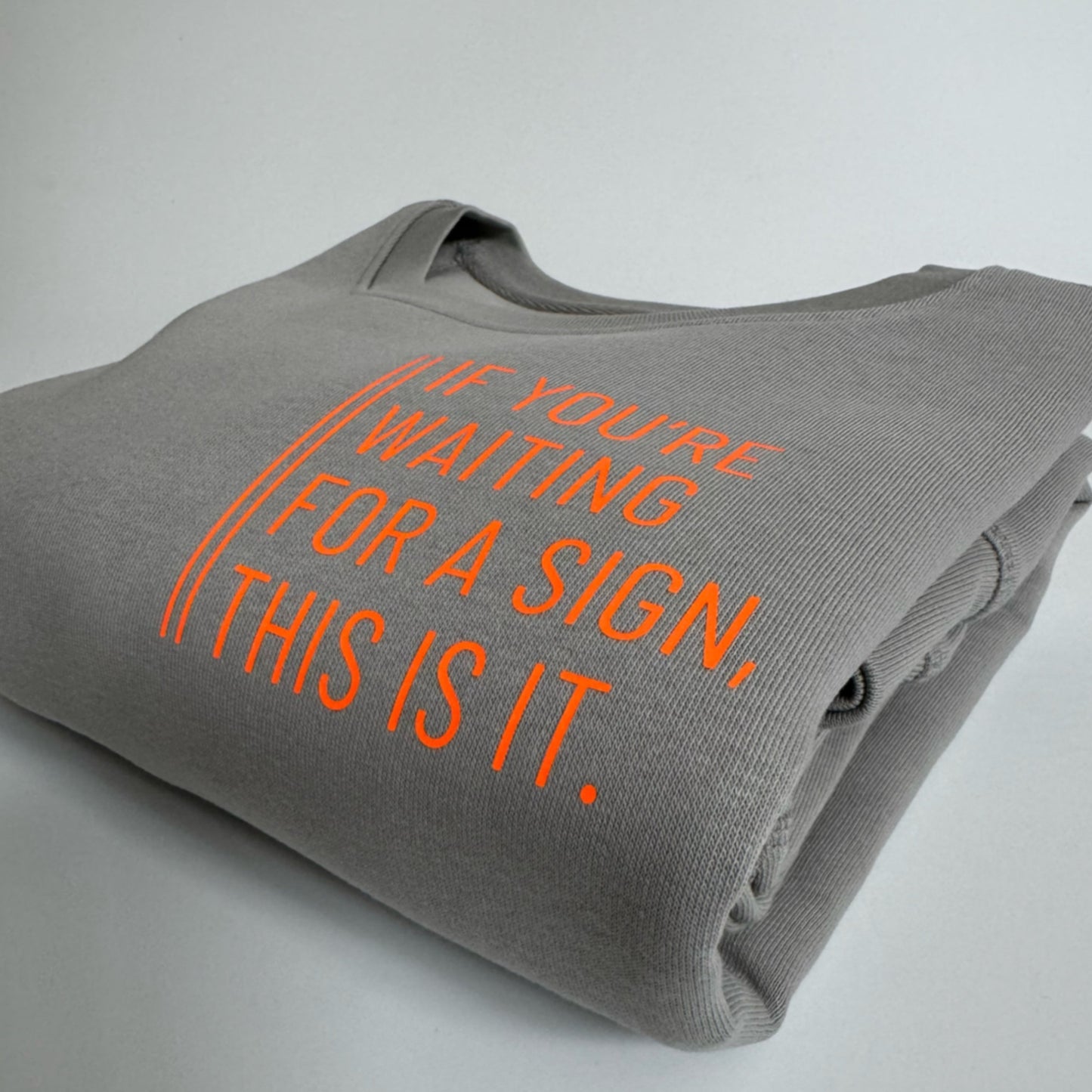 Sweatshirt Unisex 'If you‘re waiting for a sign, this is it.': Opal Grau / Neon Orange