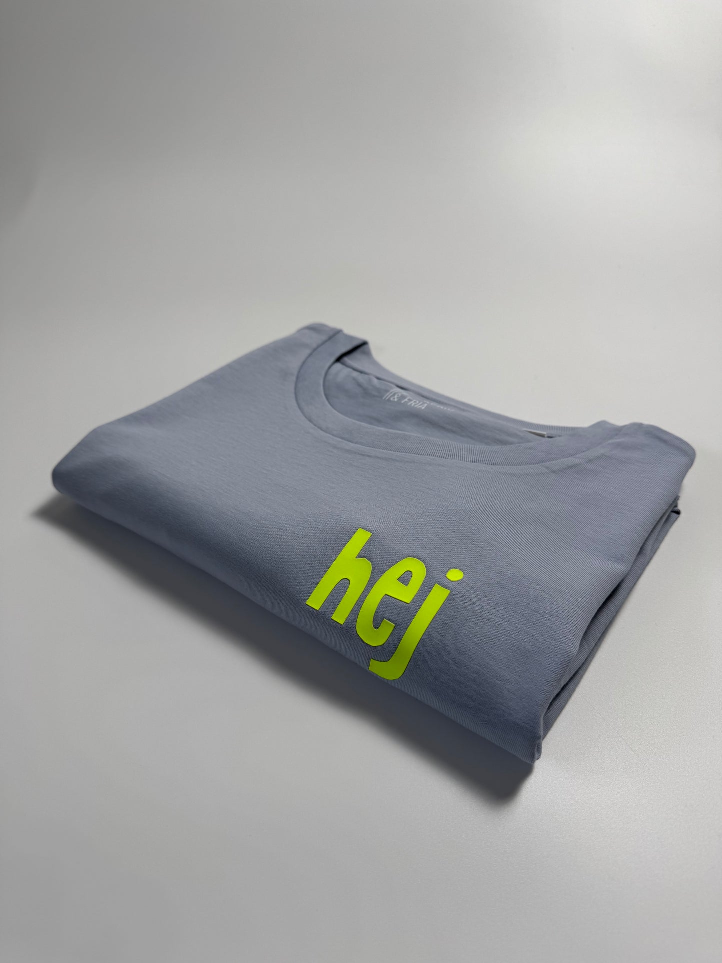 Frauen-Shirt ‚hej‘: serene blue/ neon gelb