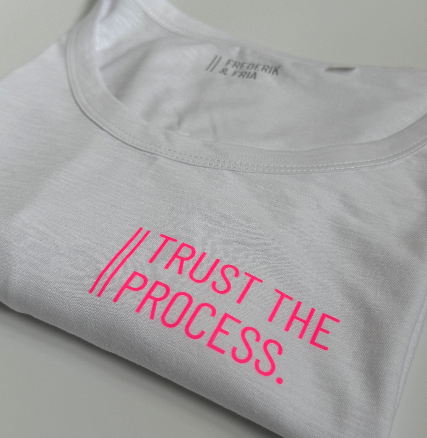T-Shirt Frauen ‚Trust the process‘: weiß / neon pink