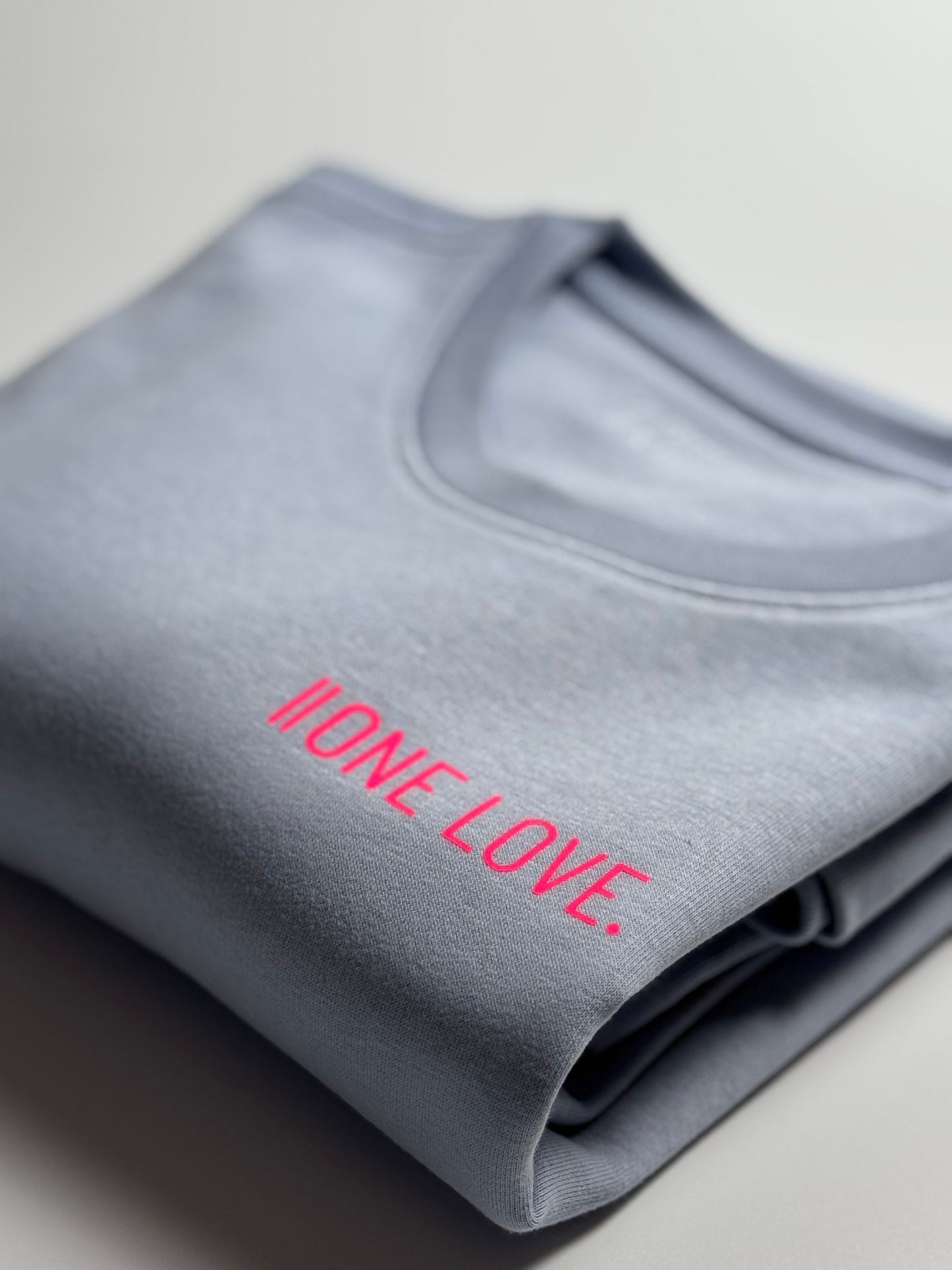 Sweatshirt Unisex 'One Love.': Serene Blue / Neon Pink