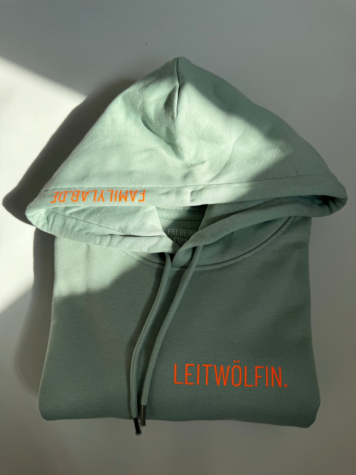 Hoodie Unisex 'Leitwölfin / Leitwolf.': Aloe / Neon Orange