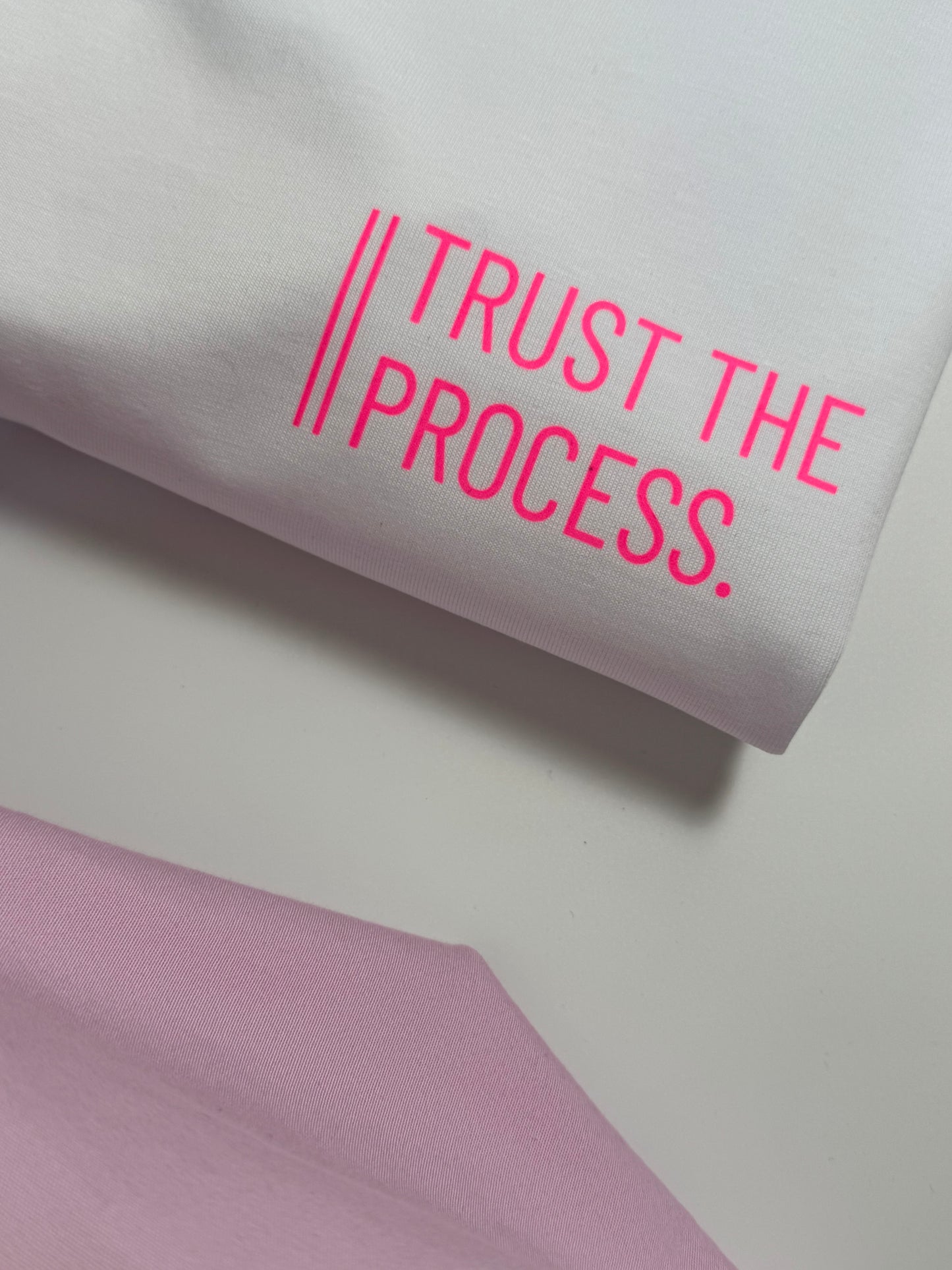 T-Shirt Frauen 'Trust the process.': Weiß / Neon Pink