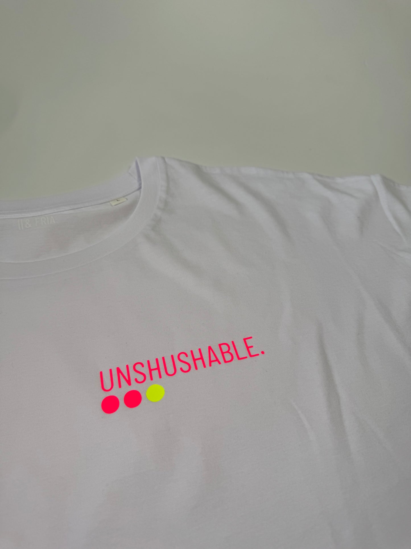 Frauen-Shirt ,unshushable‘: lila, weiß, gelb / neon pink