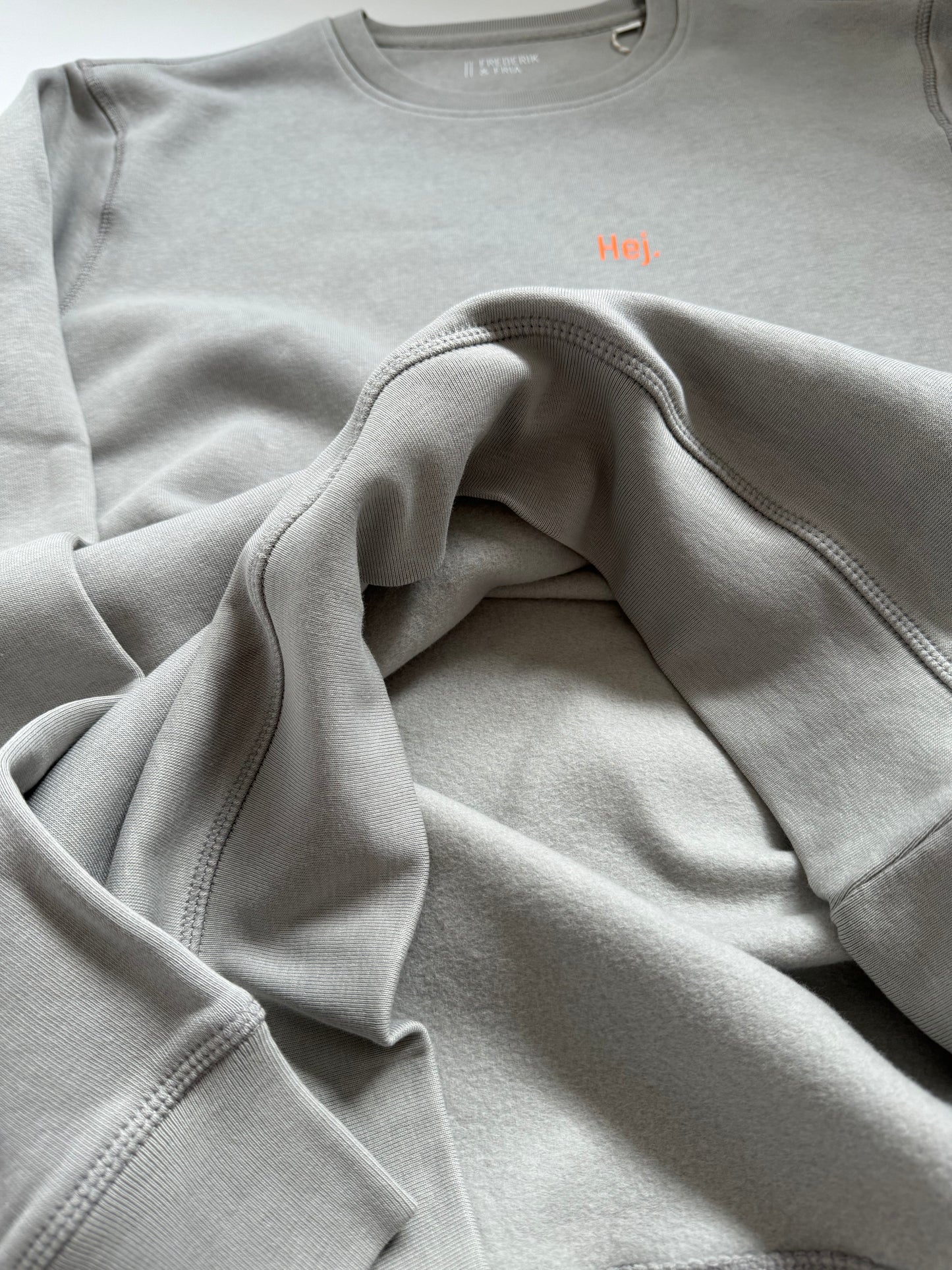 Sweatshirt Unisex 'Hej.': Opal Grau / Neon Orange