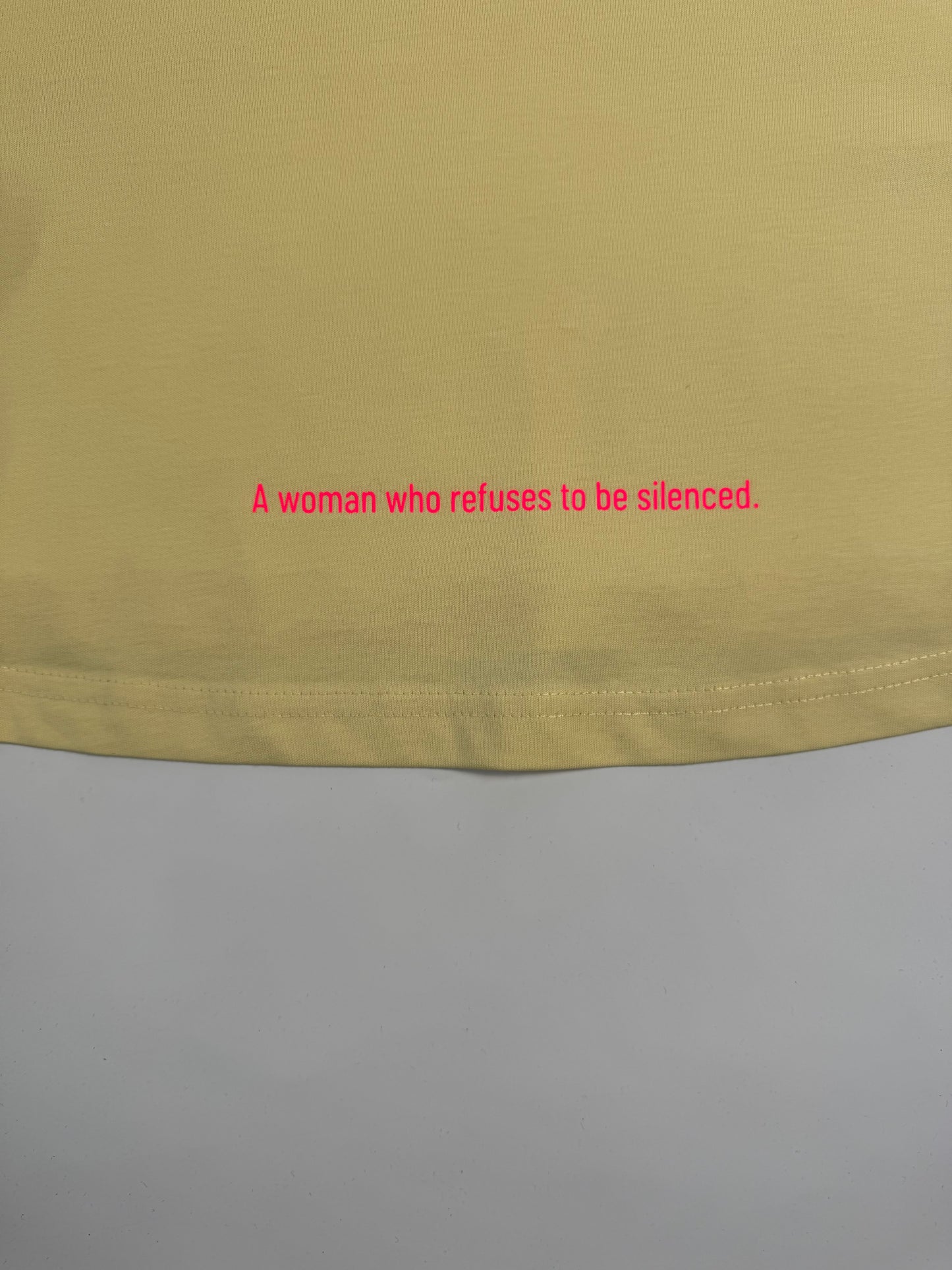 Frauen-Shirt ,unshushable‘: lila, weiß, gelb / neon pink
