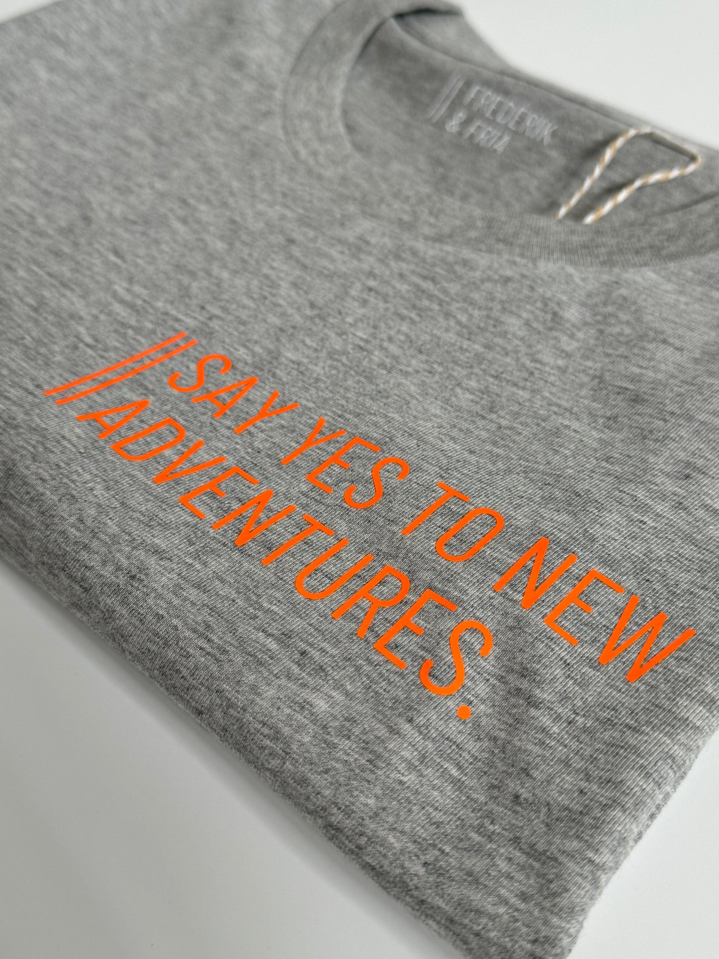 T-Shirt Unisex 'Say yes to new adventures.': grau / neon orange