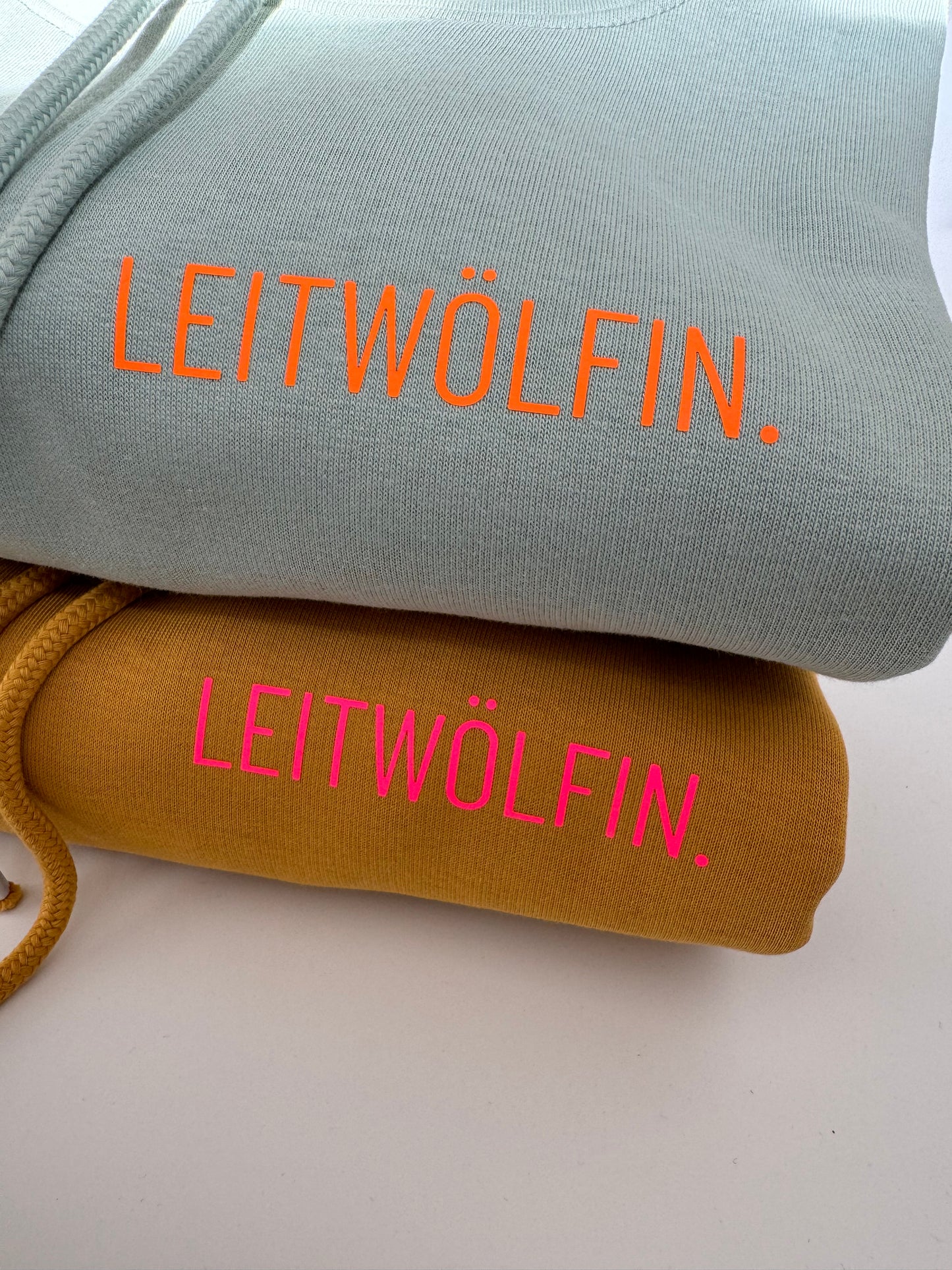 Hoodie Unisex 'Leitwölfin / Leitwolf.': Aloe / Neon Orange