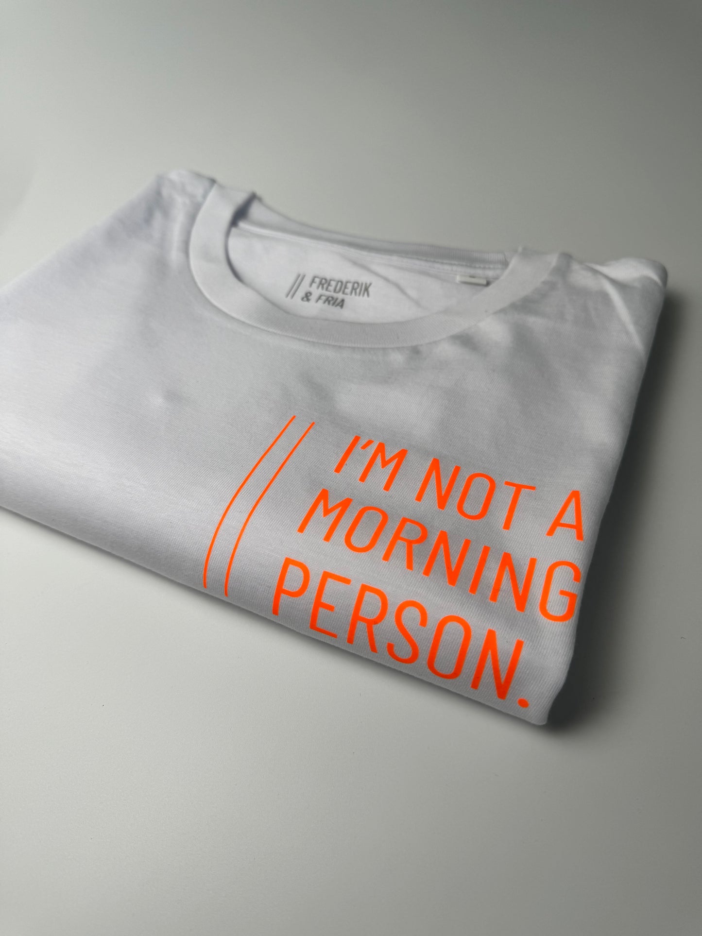 T-Shirt Unisex 'I’m not a morning person.‘: weiß / neon orange