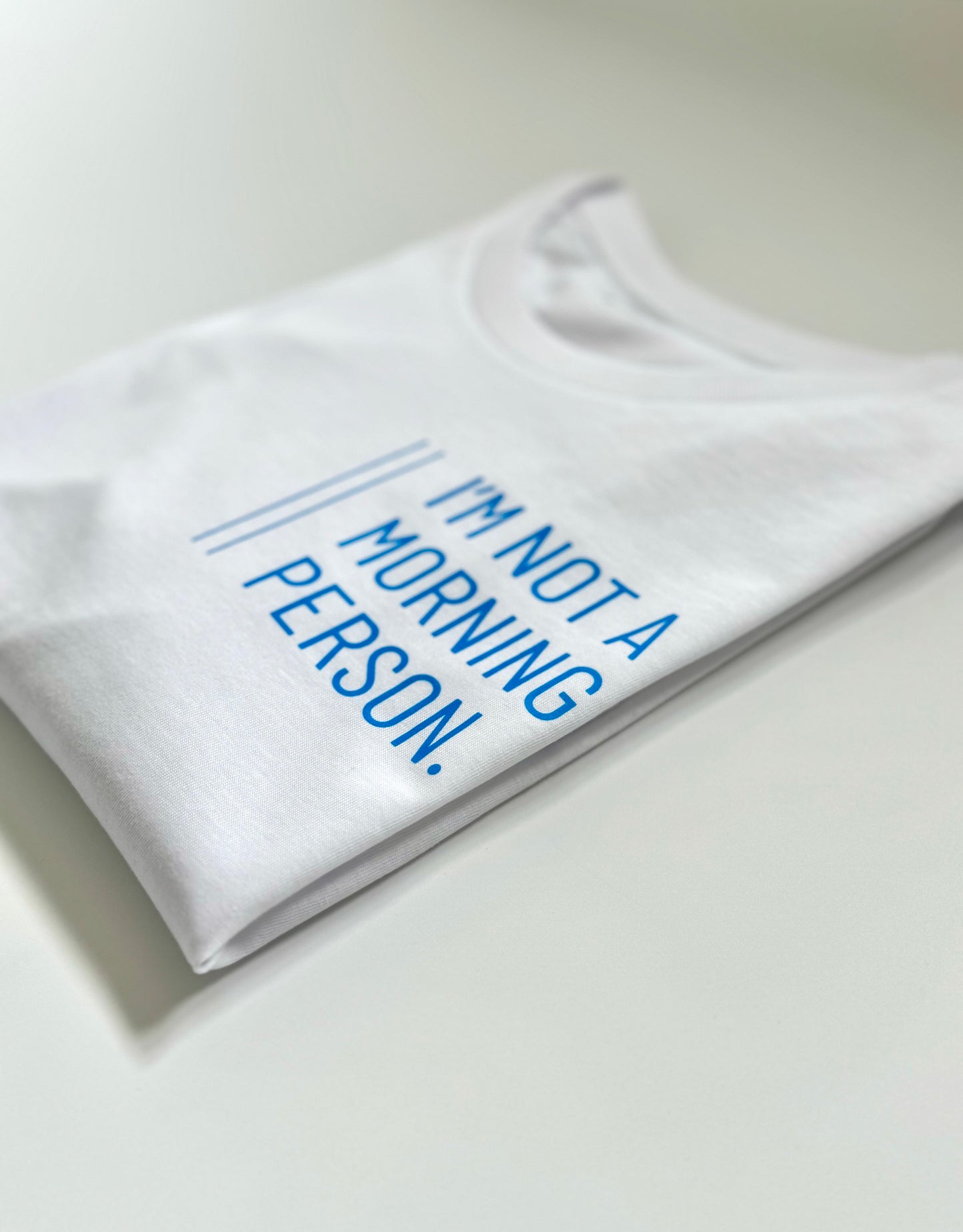 T-Shirt Unisex 'I’m not a morning person.‘: weiß / neon blau