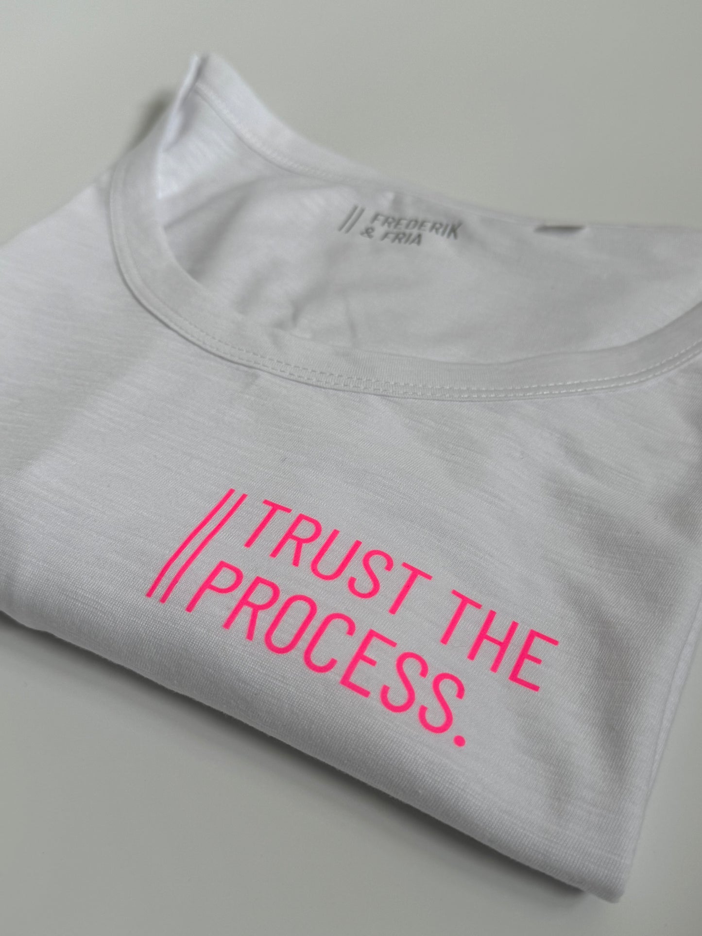 T-Shirt Frauen ‚Trust the process‘: weiß / neon pink