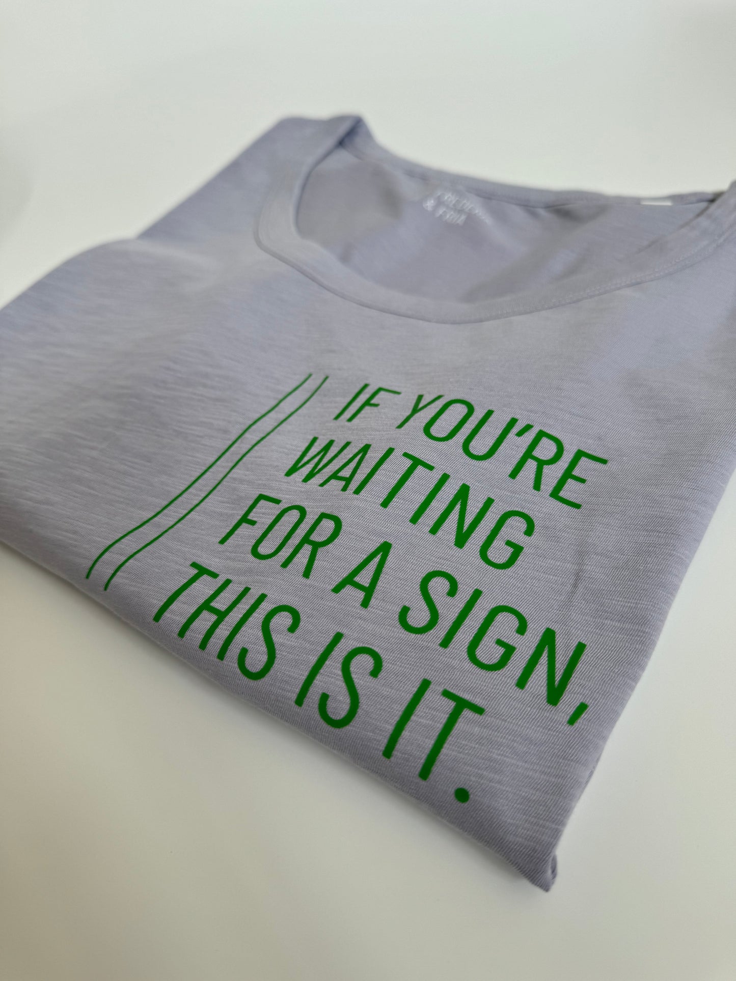 T-Shirt Frauen 'If you're waiting for a sign, this is it.': lila / grün