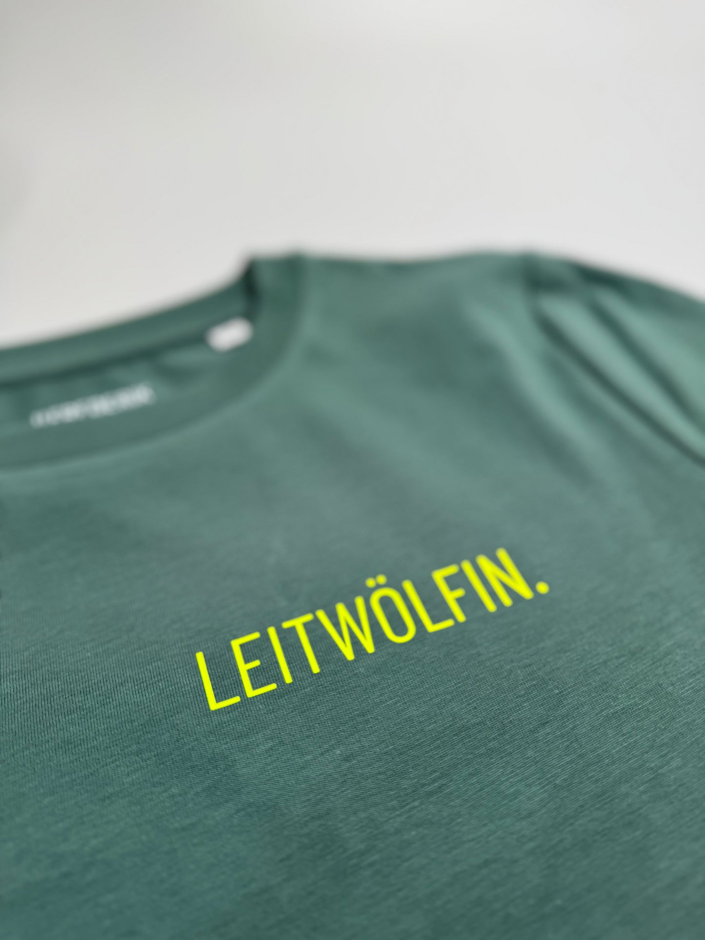 T-Shirt Frauen 'Leitwölfin / Leitwolf.': Grün / Neon Gelb