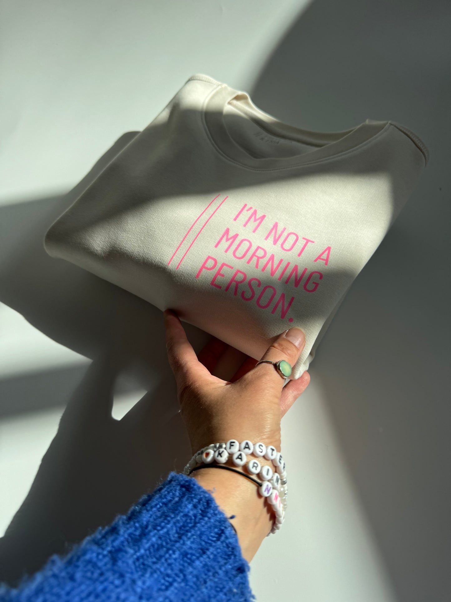 Sweatshirt Unisex 'I'm not a morning person': Vintage White / rosa