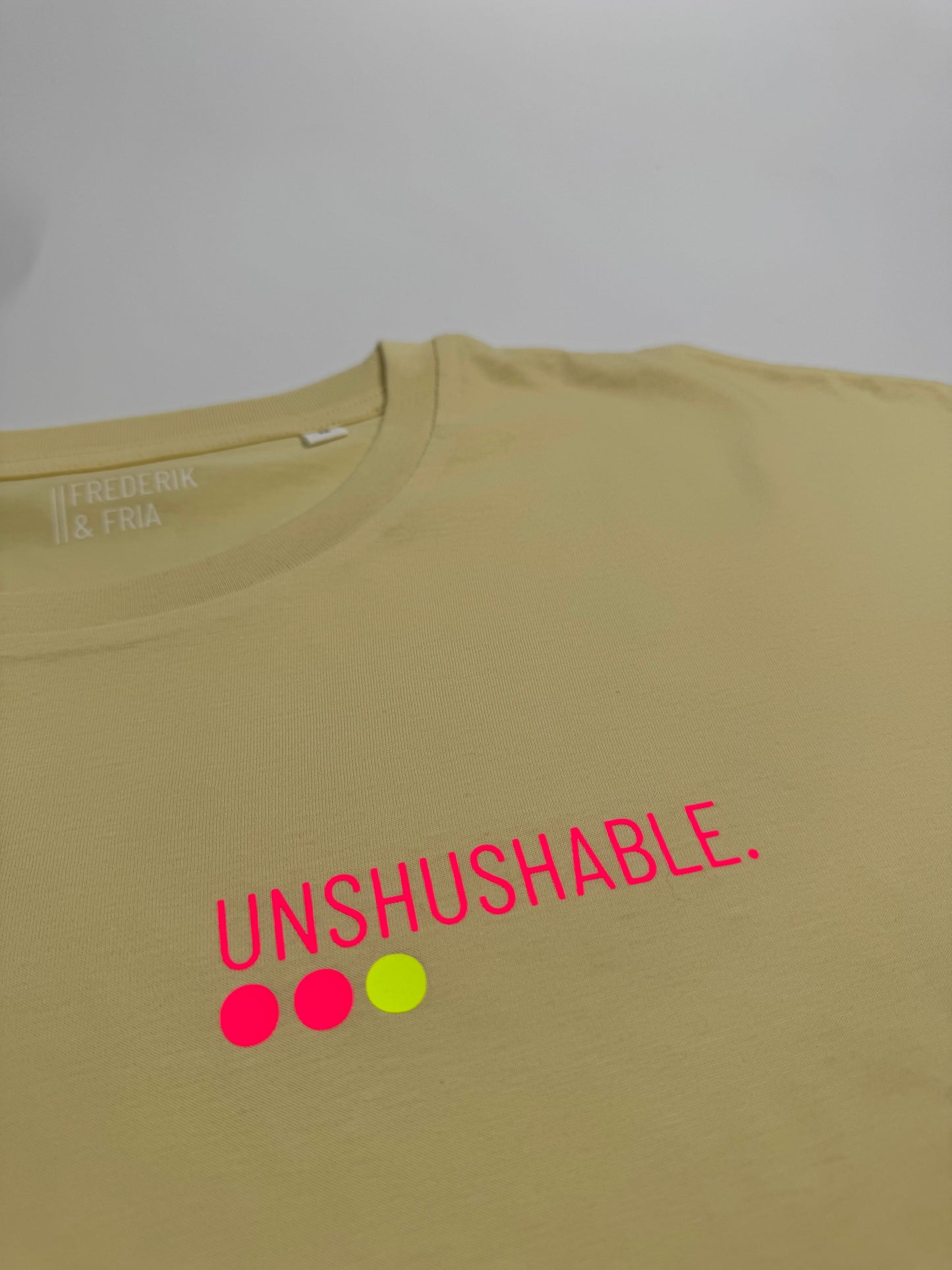 Frauen-Shirt ,unshushable‘: lila, weiß, gelb / neon pink