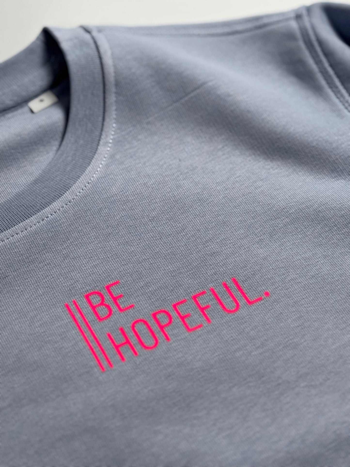 Sweatshirt Unisex 'Be hopeful.': Serene Blue / Neon Pink