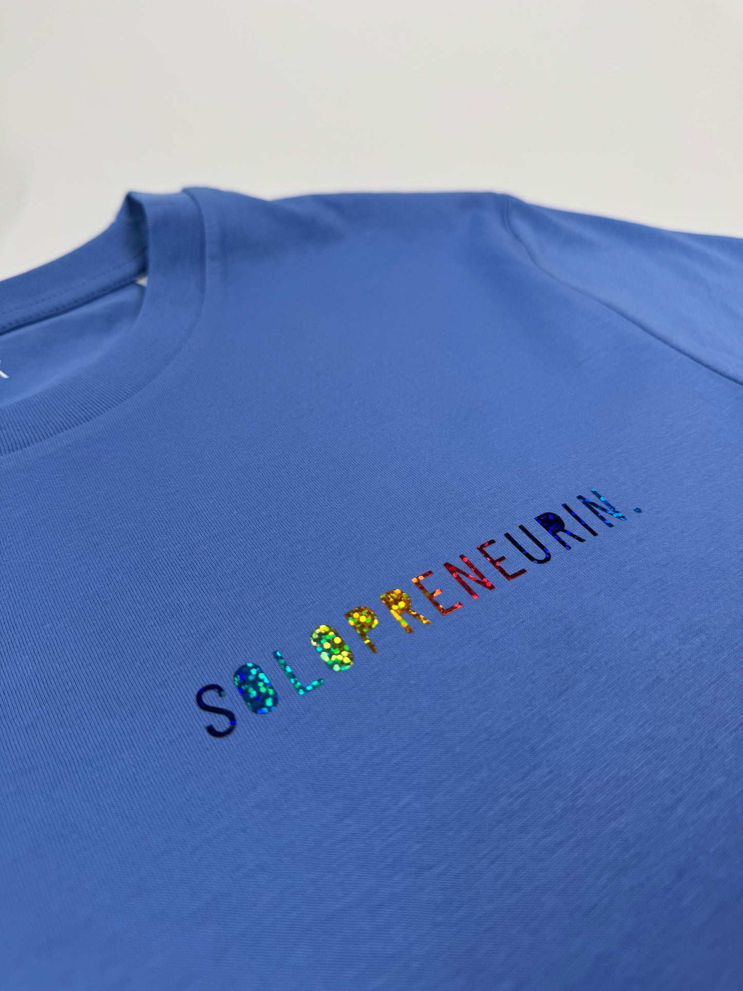 T-Shirt Unisex, ‚Solopreneurin’, Blau / Regenbogen