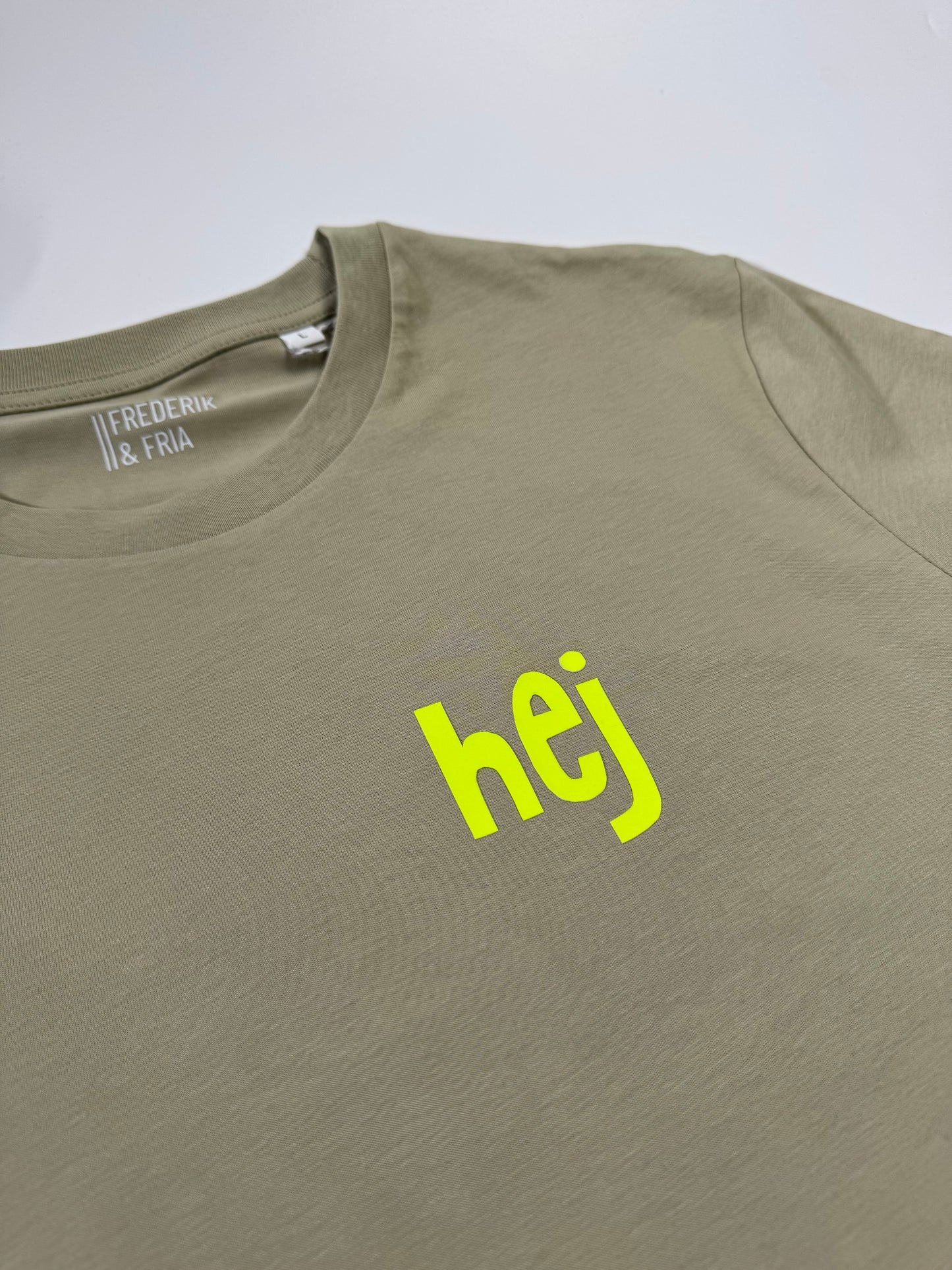 T-Shirt Unisex ‚hej.‘ Graugrün / Neon Gelb