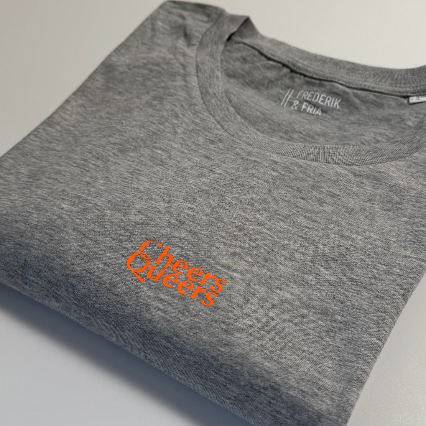 T-Shirt Unisex 'Cheers Queers': grau / neon orange