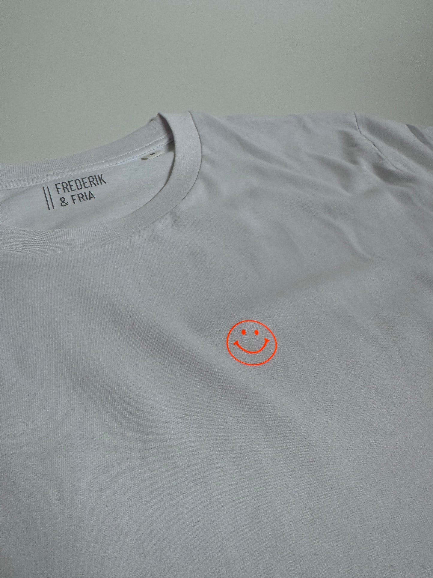 T-Shirt Unisex Friendly Smile: weiß / neon orange