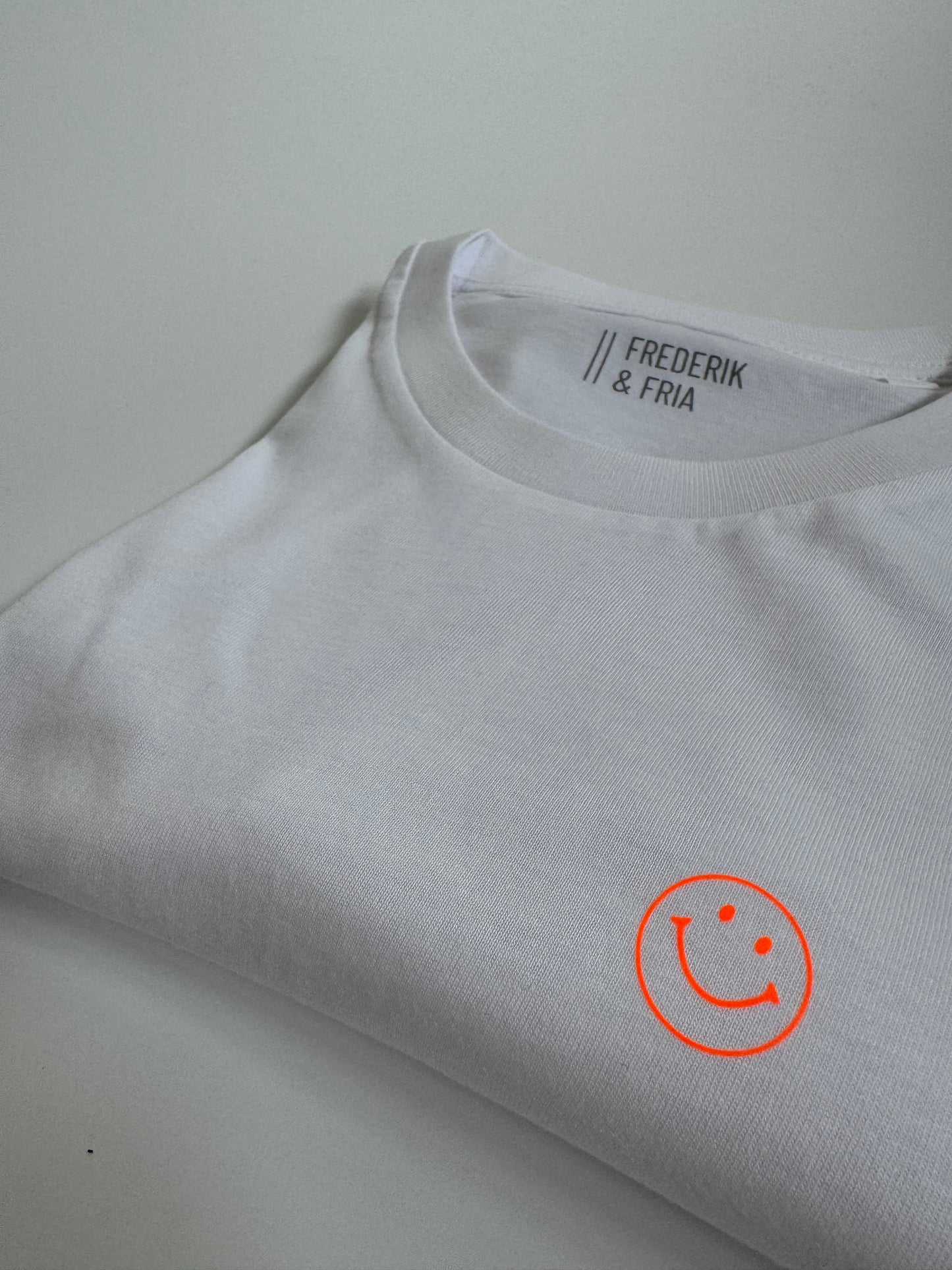 T-Shirt Unisex Friendly Smile: weiß / neon orange