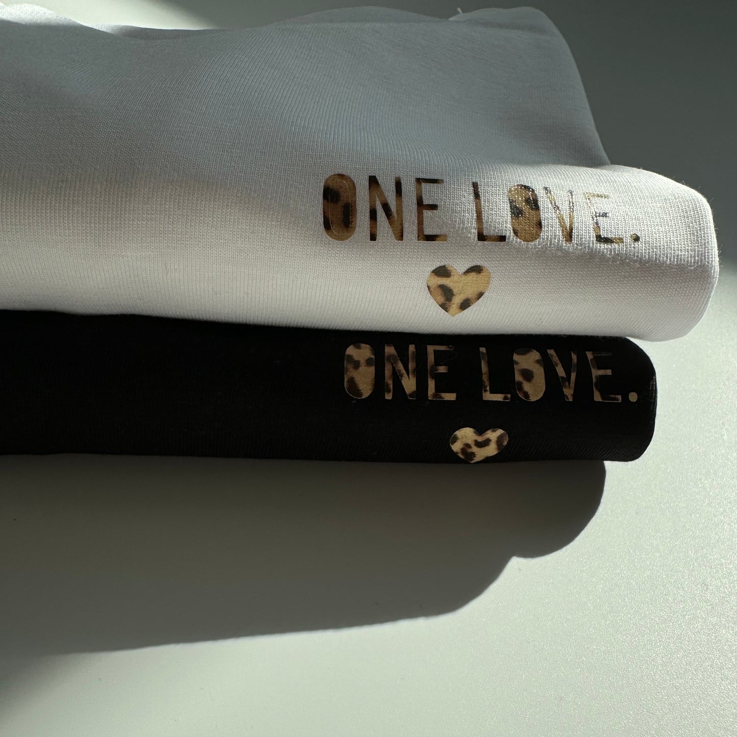 T-Shirt Unisex 'One Love’, weiß, schwarz / leo