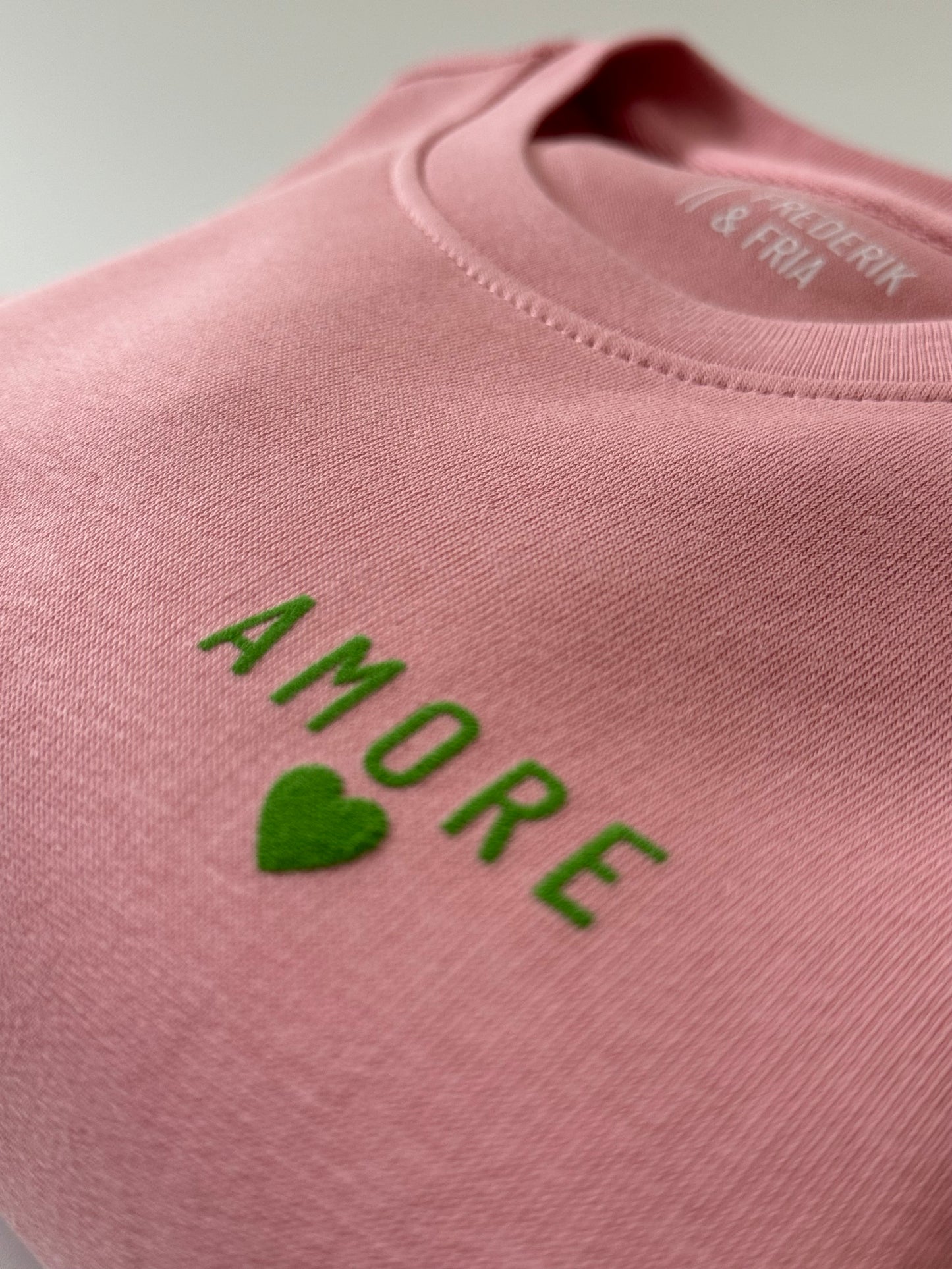 Sweatshirt Unisex 'Amore 🖤': Canyon Pink / Apfelgrün