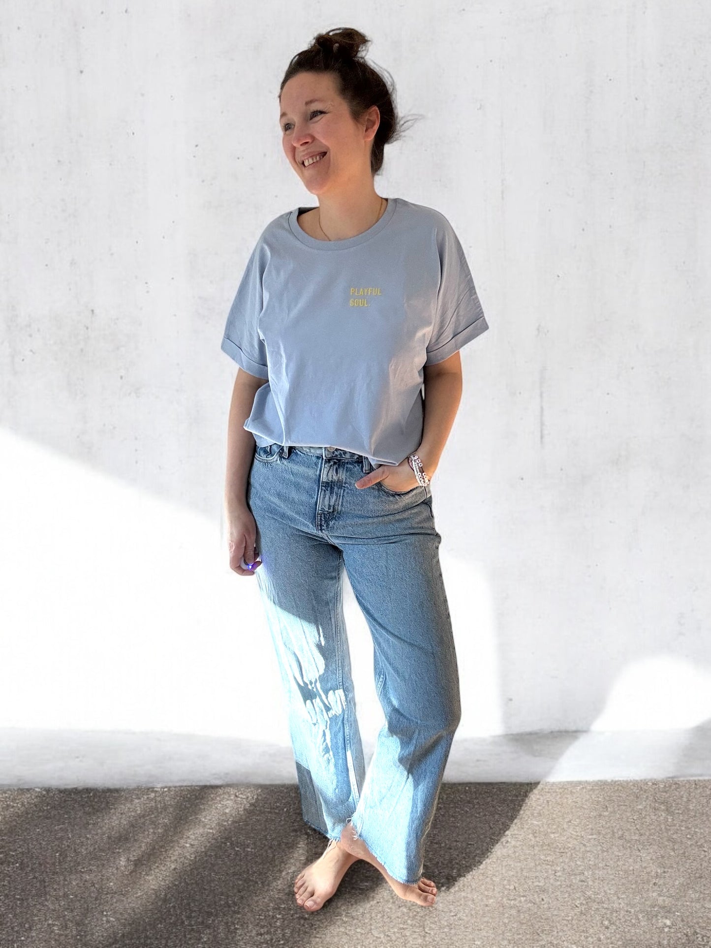 Frauen-Shirt ‚Playful Soul.‘: serene blue/ gelb